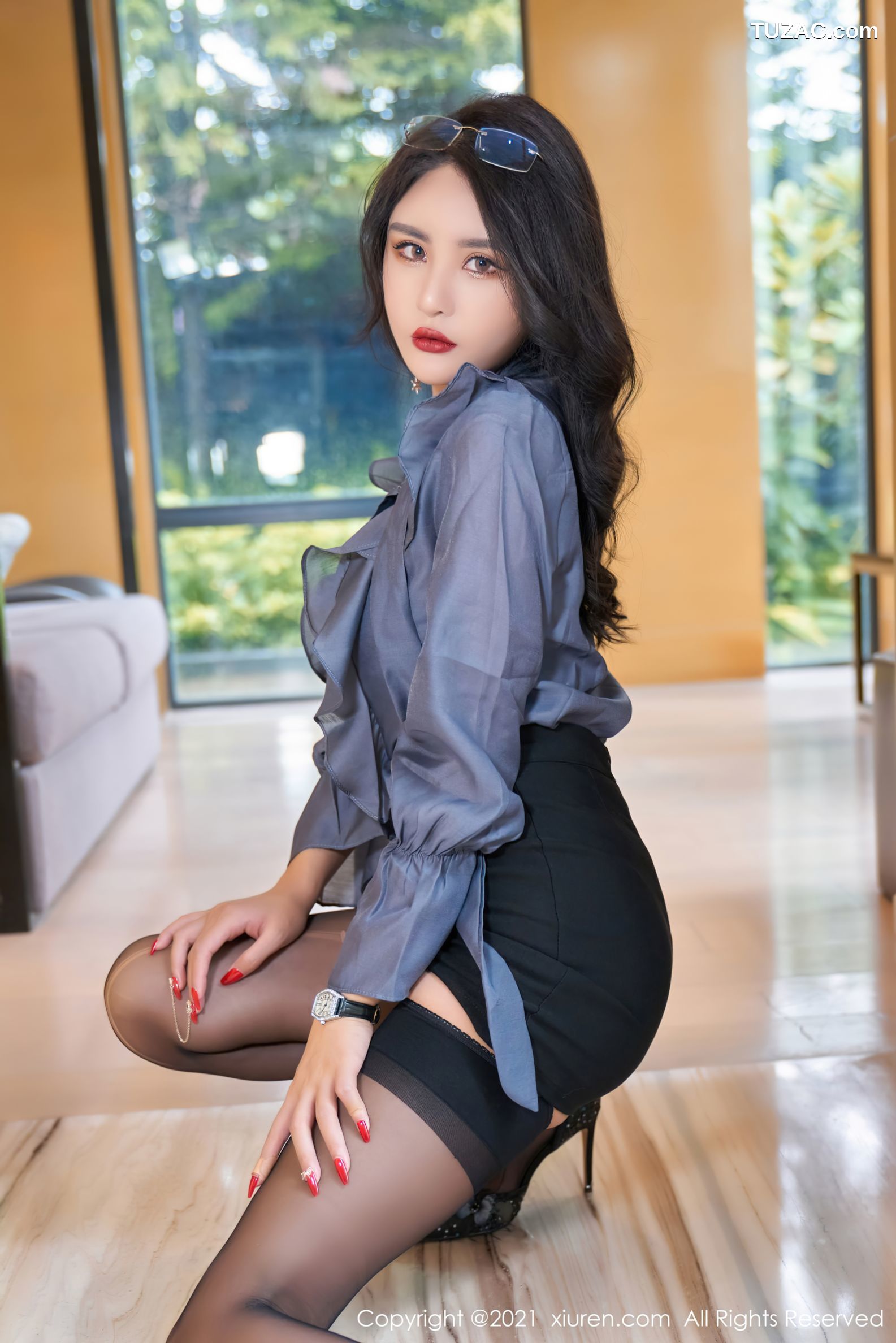 XiuRen秀人网-4010-Emily尹菲-云南旅拍-眼镜OL黑短裙黑丝-2021.09.28