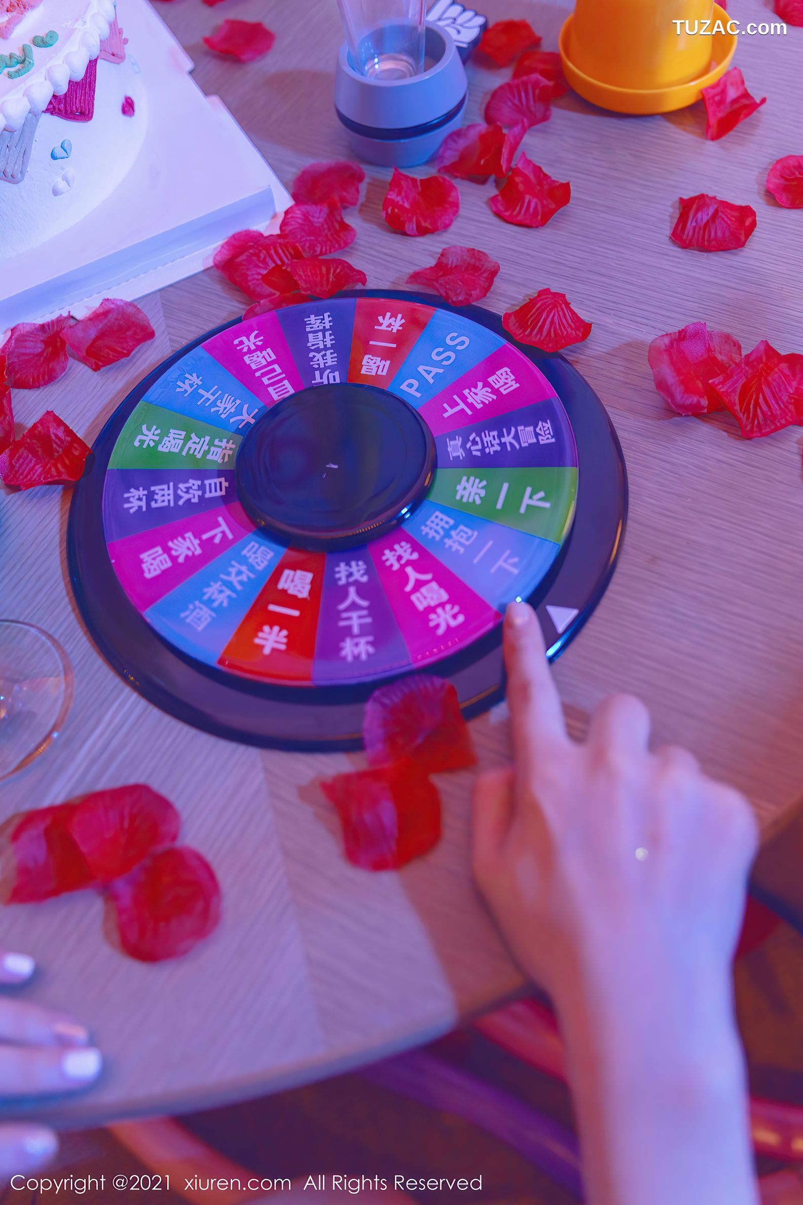 XiuRen秀人网-4025-王雨纯-朱可儿-生日party主题暗色灯光下-2021.09.30