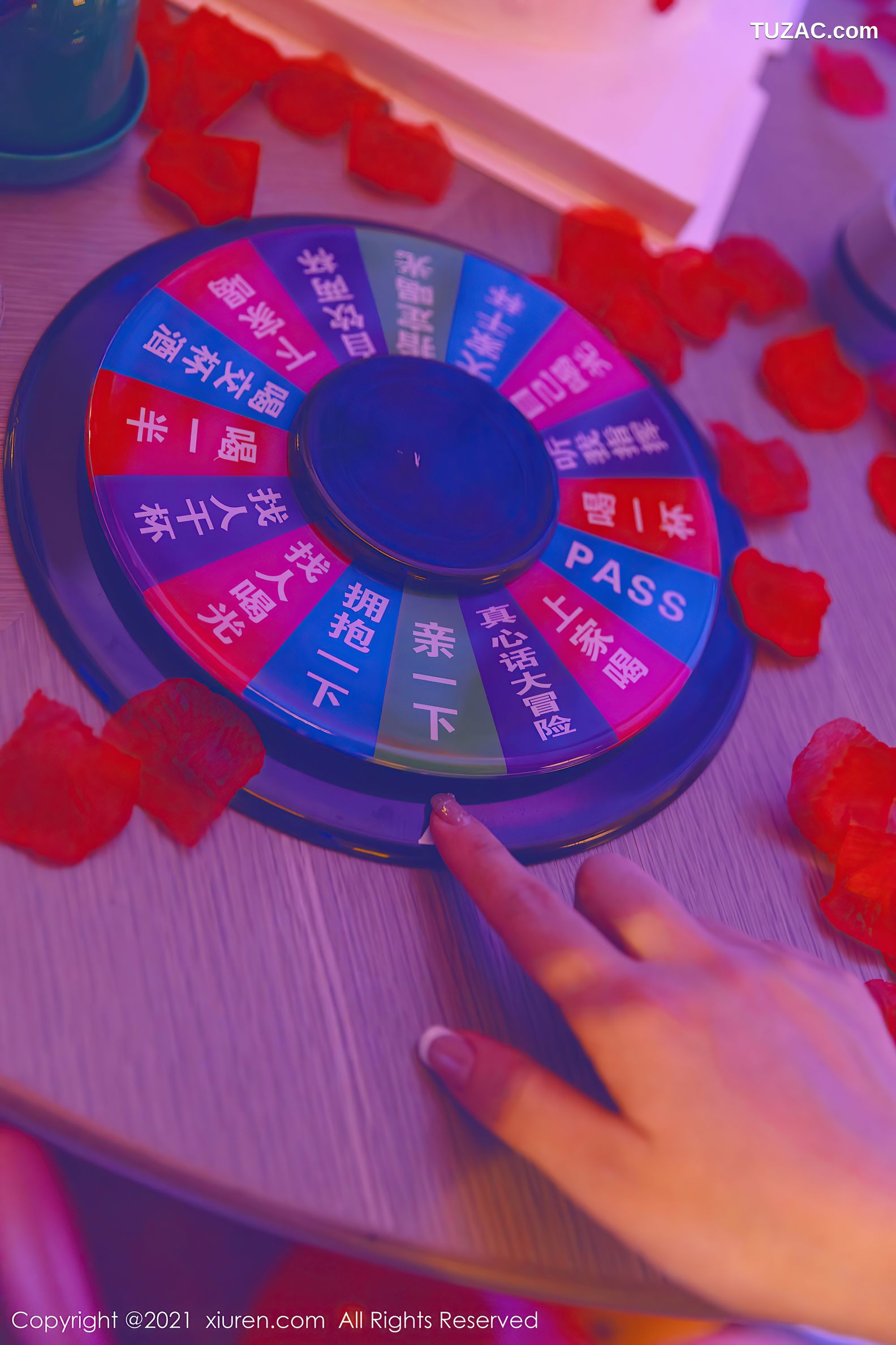 XiuRen秀人网-4025-王雨纯-朱可儿-生日party主题暗色灯光下-2021.09.30