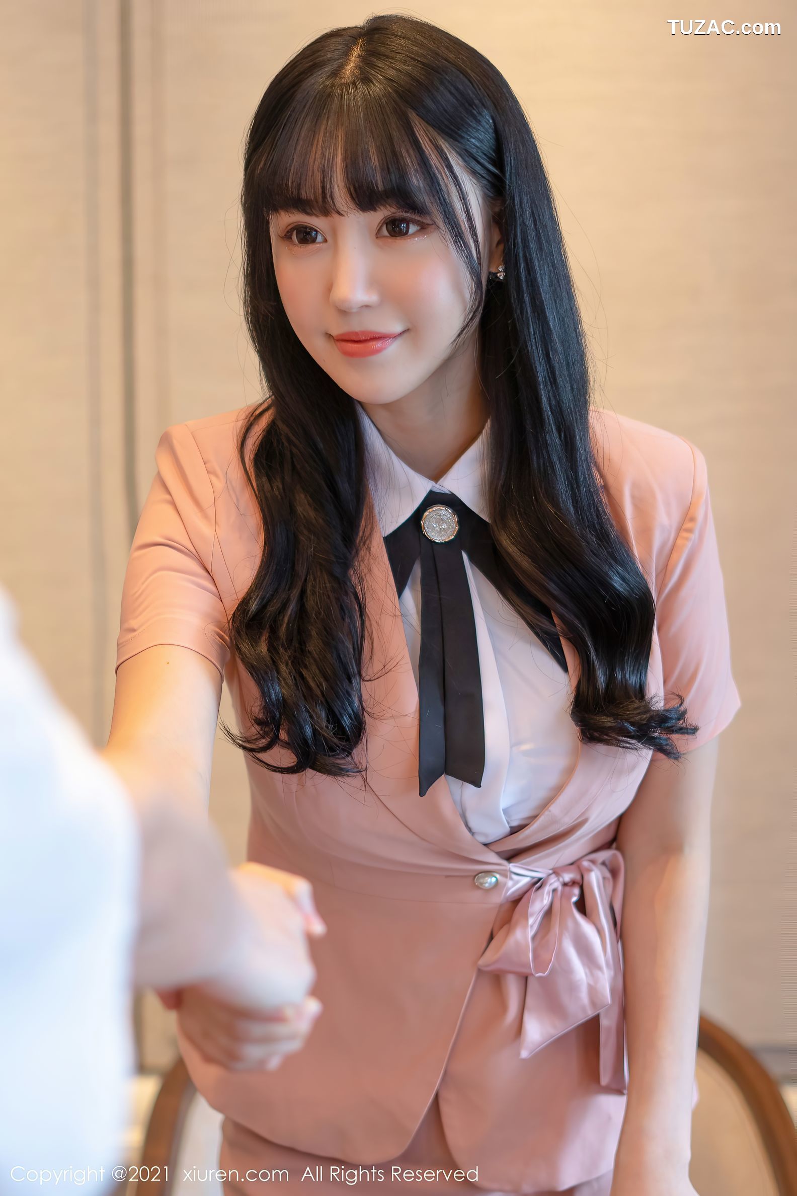 XiuRen秀人网-4044-朱可儿Flower-粉色典雅制服黑丝-2021.10.11