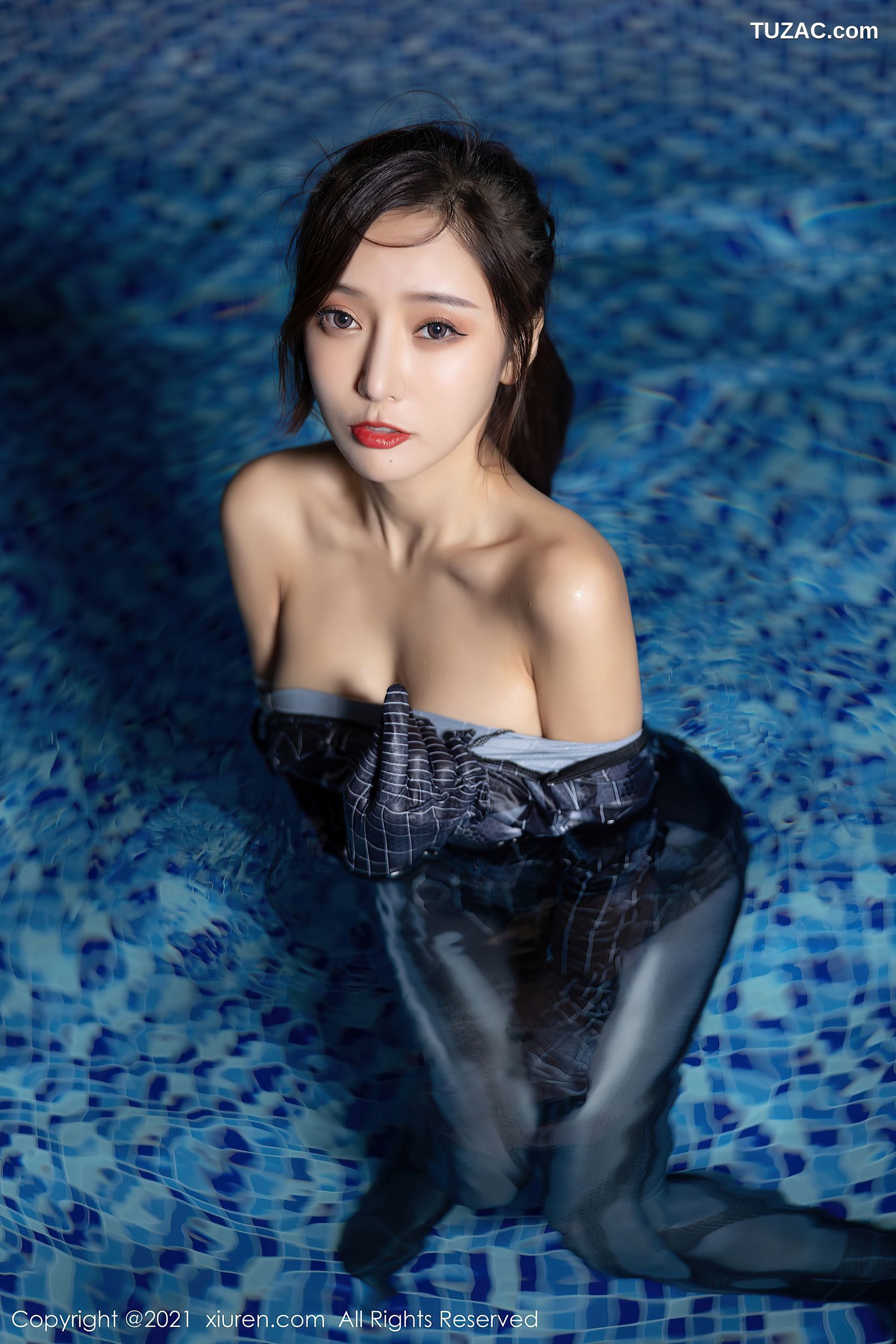 XiuRen秀人网-4046-王馨瑶Yanni-深圳旅拍-泳池蜘蛛侠服饰-2021.10.11