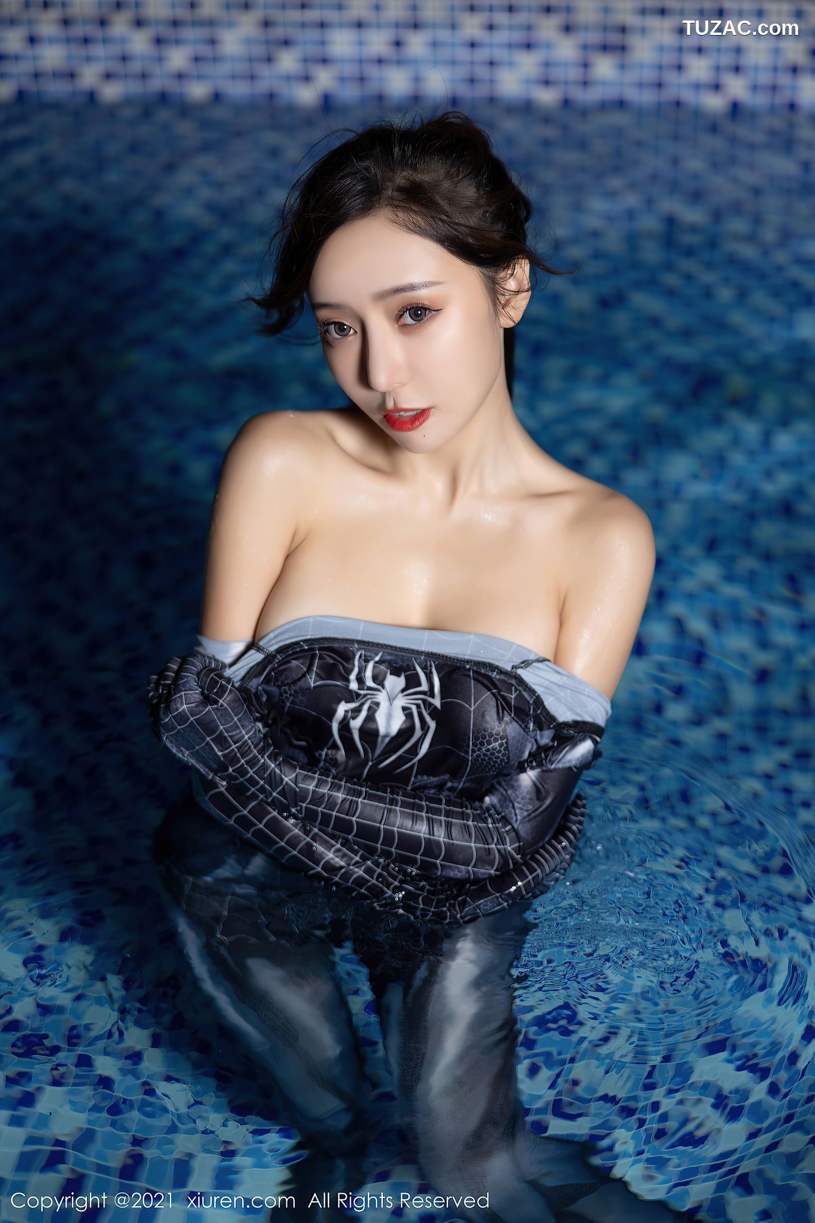 XiuRen秀人网-4046-王馨瑶Yanni-深圳旅拍-泳池蜘蛛侠服饰-2021.10.11