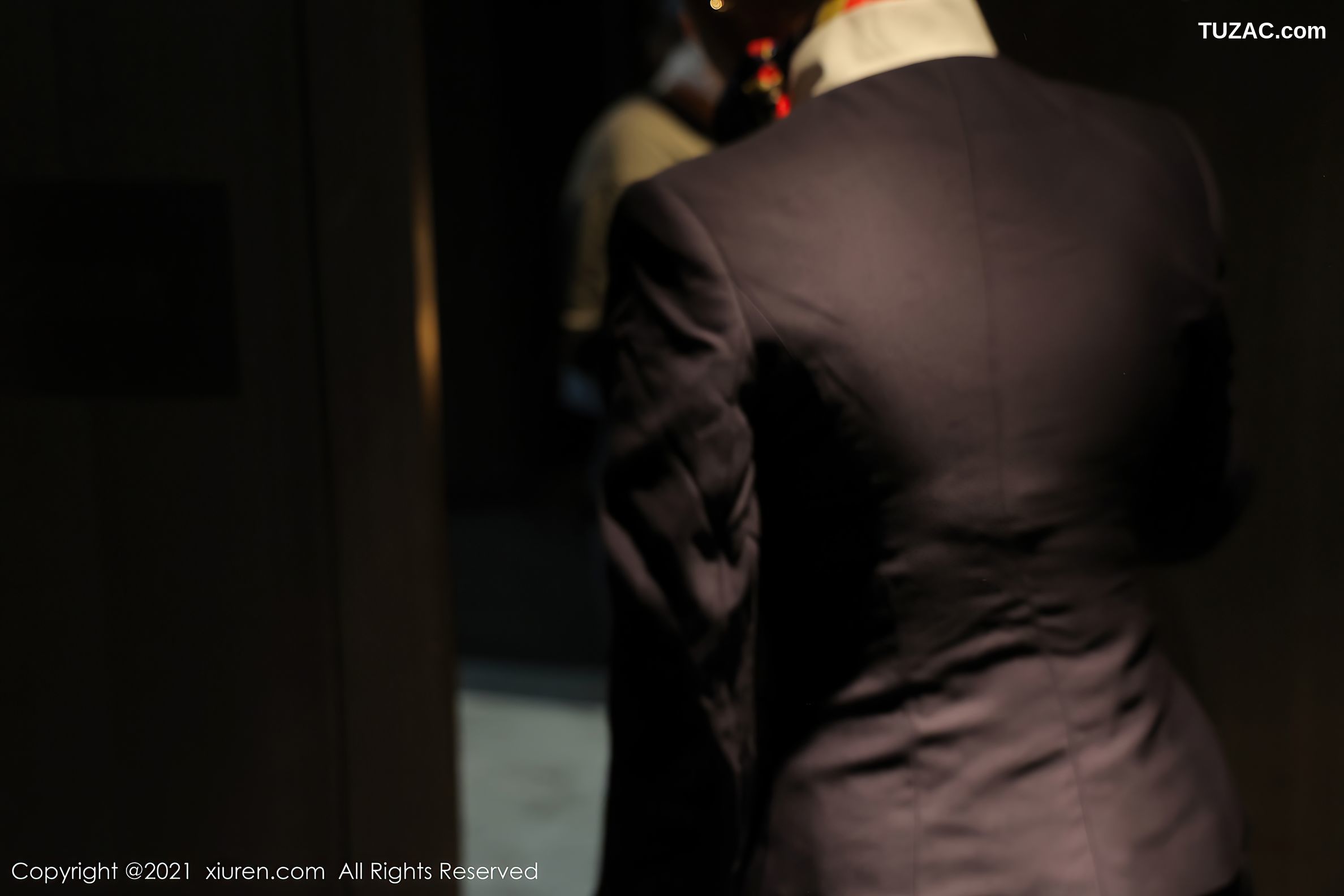 XiuRen秀人网-4050-田冰冰-三亚旅拍空姐制服主题蕾丝内衣肉丝-2021.10.12