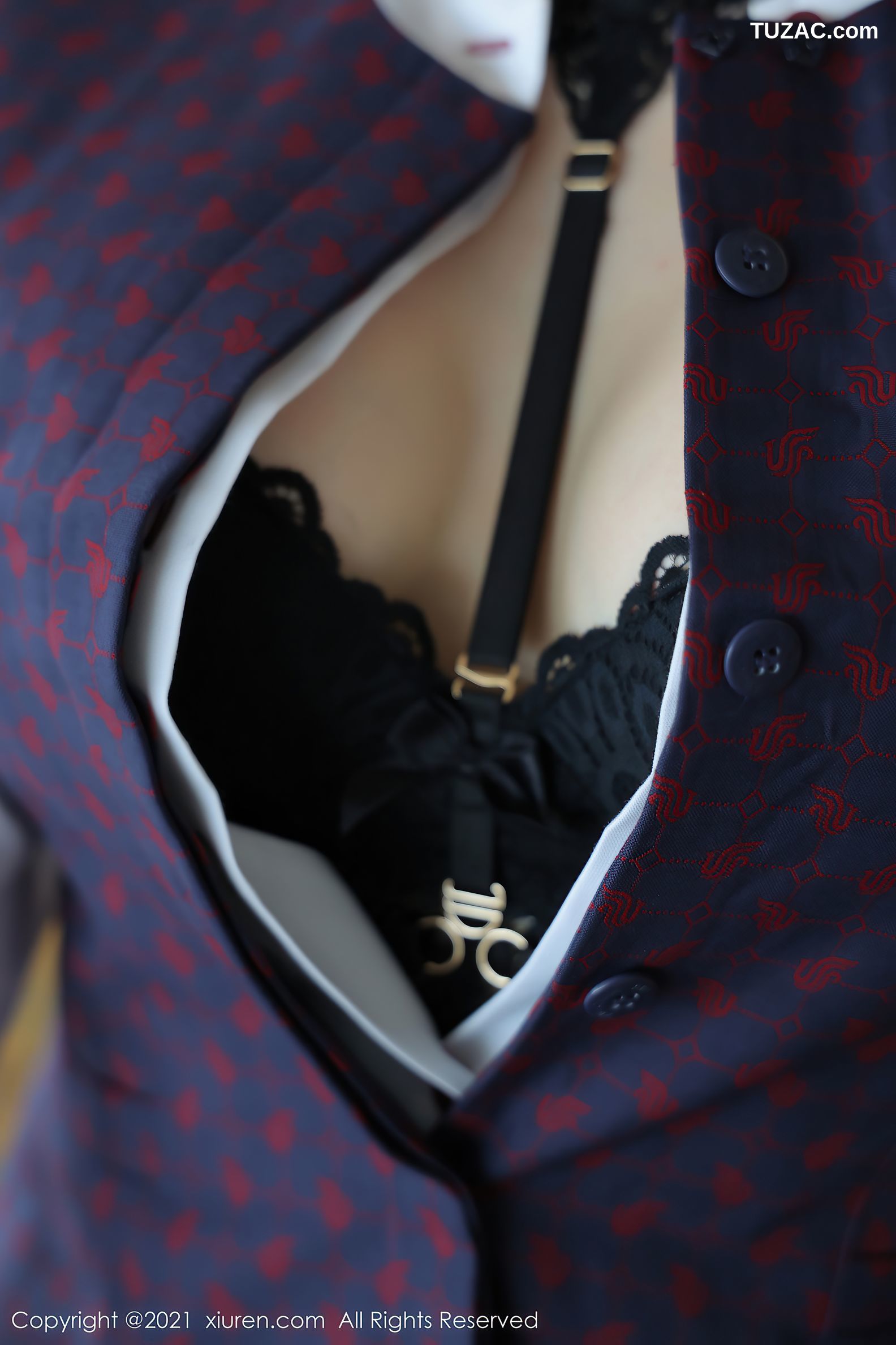 XiuRen秀人网-4050-田冰冰-三亚旅拍空姐制服主题蕾丝内衣肉丝-2021.10.12