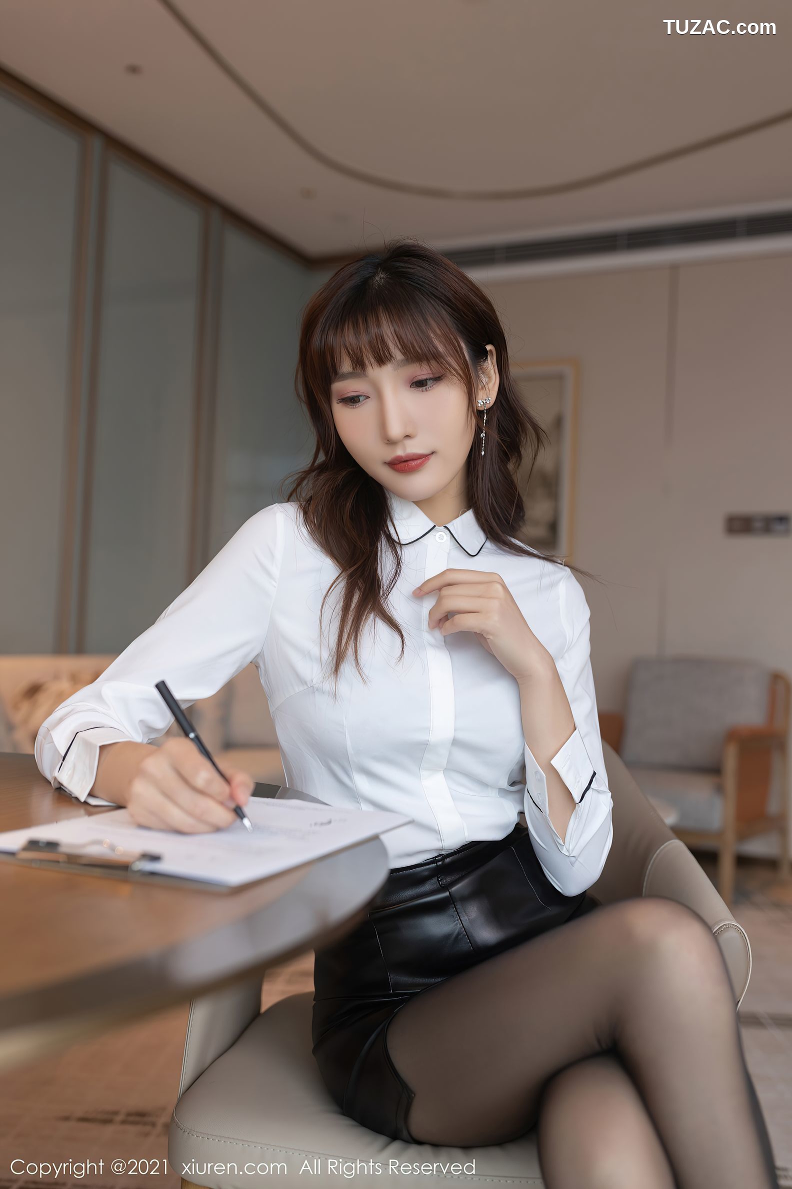 XiuRen秀人网-4068-陆萱萱-重庆旅拍洁白职场OL主题黑丝-2021.10.14