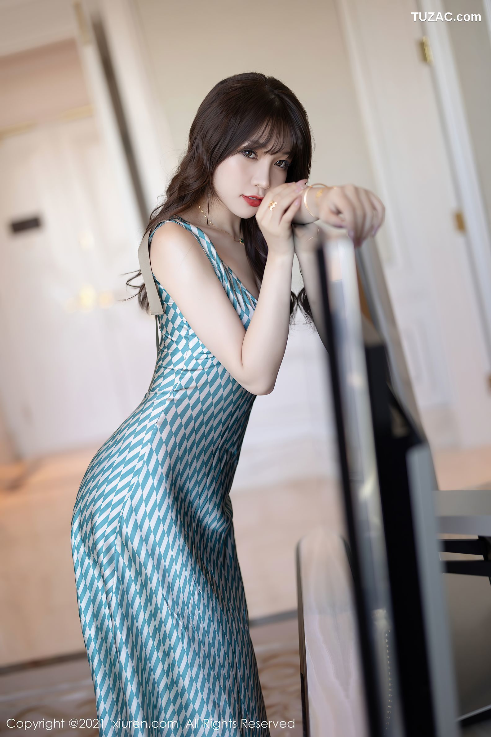 XiuRen秀人网-4069-芝芝Booty-深圳旅拍浪漫多姿长裙薄透内裤-2021.10.14