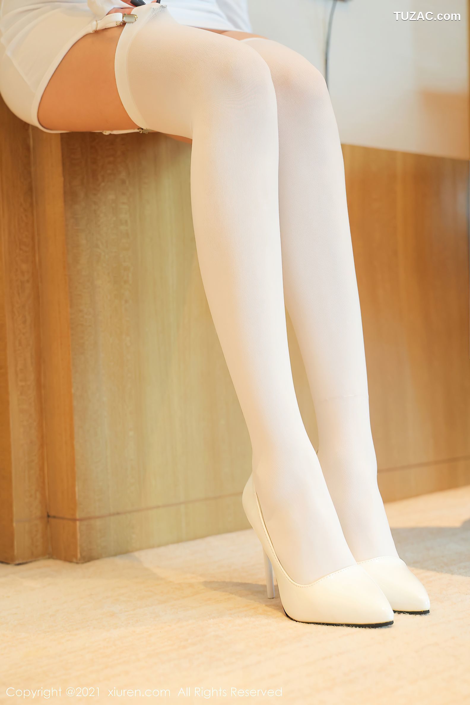 XiuRen秀人网-4071-周慕汐Baby-洁白服饰白丝吊带袜-2021.10.15