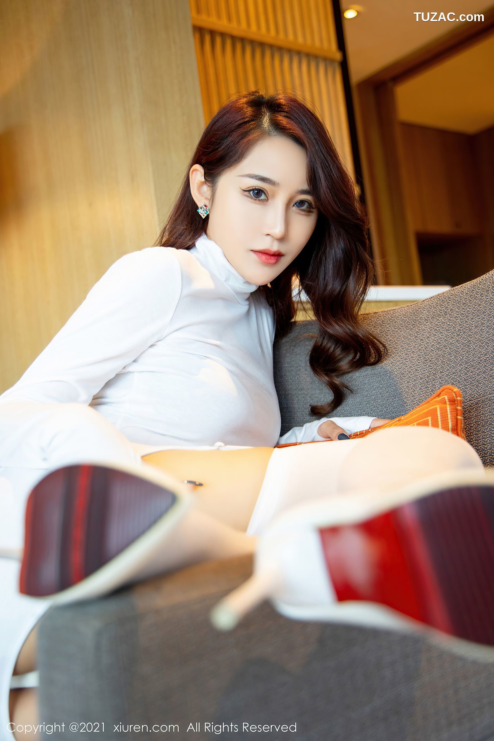 XiuRen秀人网-4071-周慕汐Baby-洁白服饰白丝吊带袜-2021.10.15