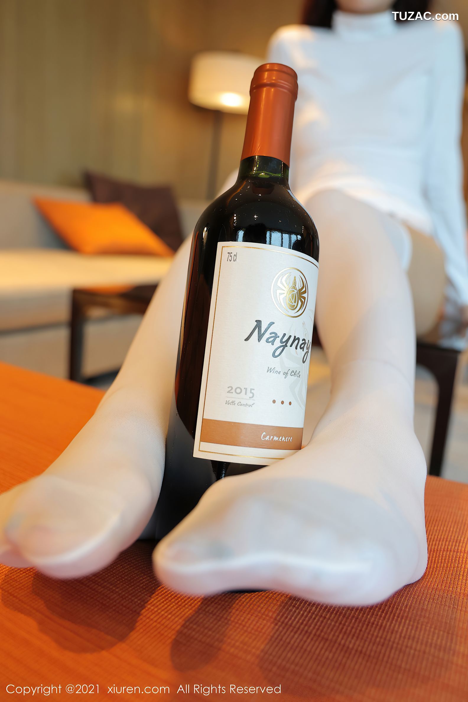 XiuRen秀人网-4071-周慕汐Baby-洁白服饰白丝吊带袜-2021.10.15