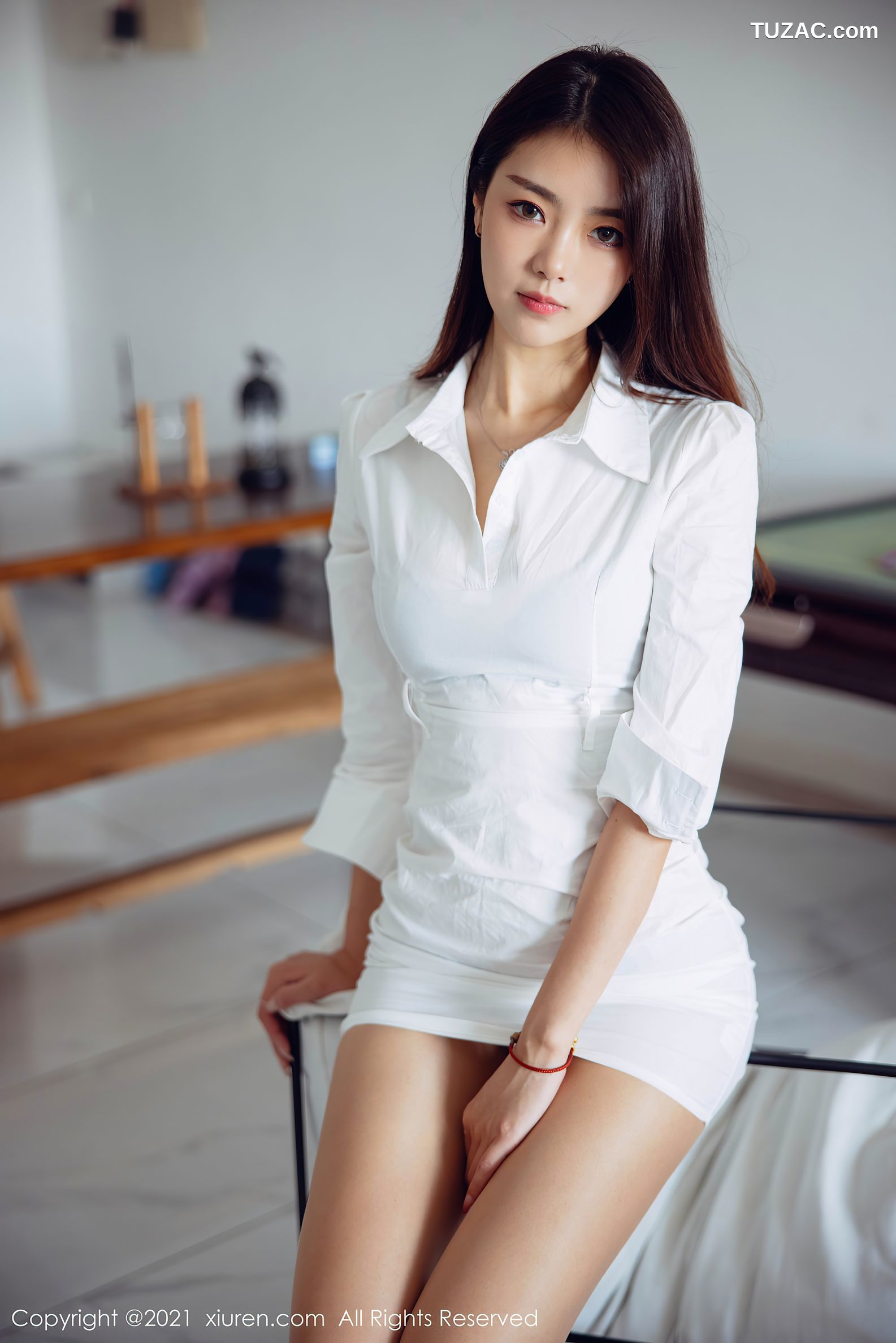 XiuRen秀人网-4073-可樂Vicky-长三角旅拍纯白服饰超薄肉丝-2021.10.15