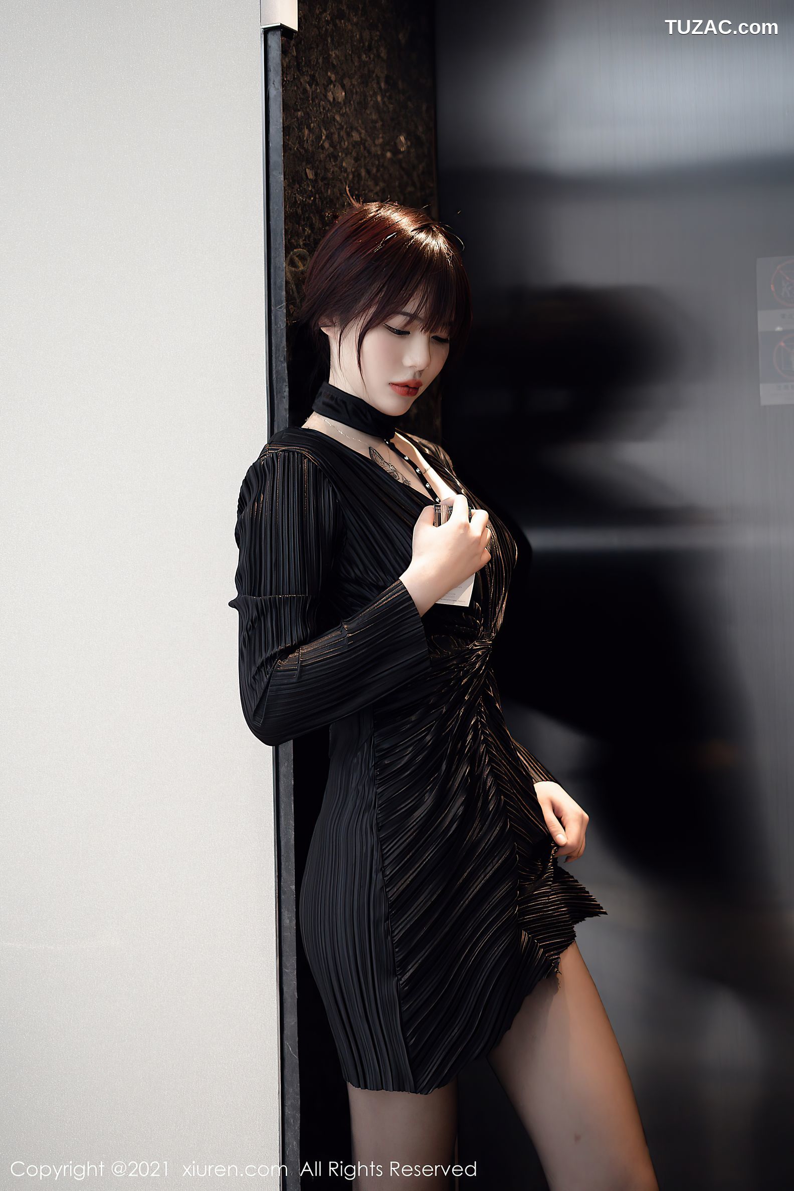 XiuRen秀人网-4080-Arude薇薇-魅惑多姿服饰性感内衣黑丝美腿-2021.10.19