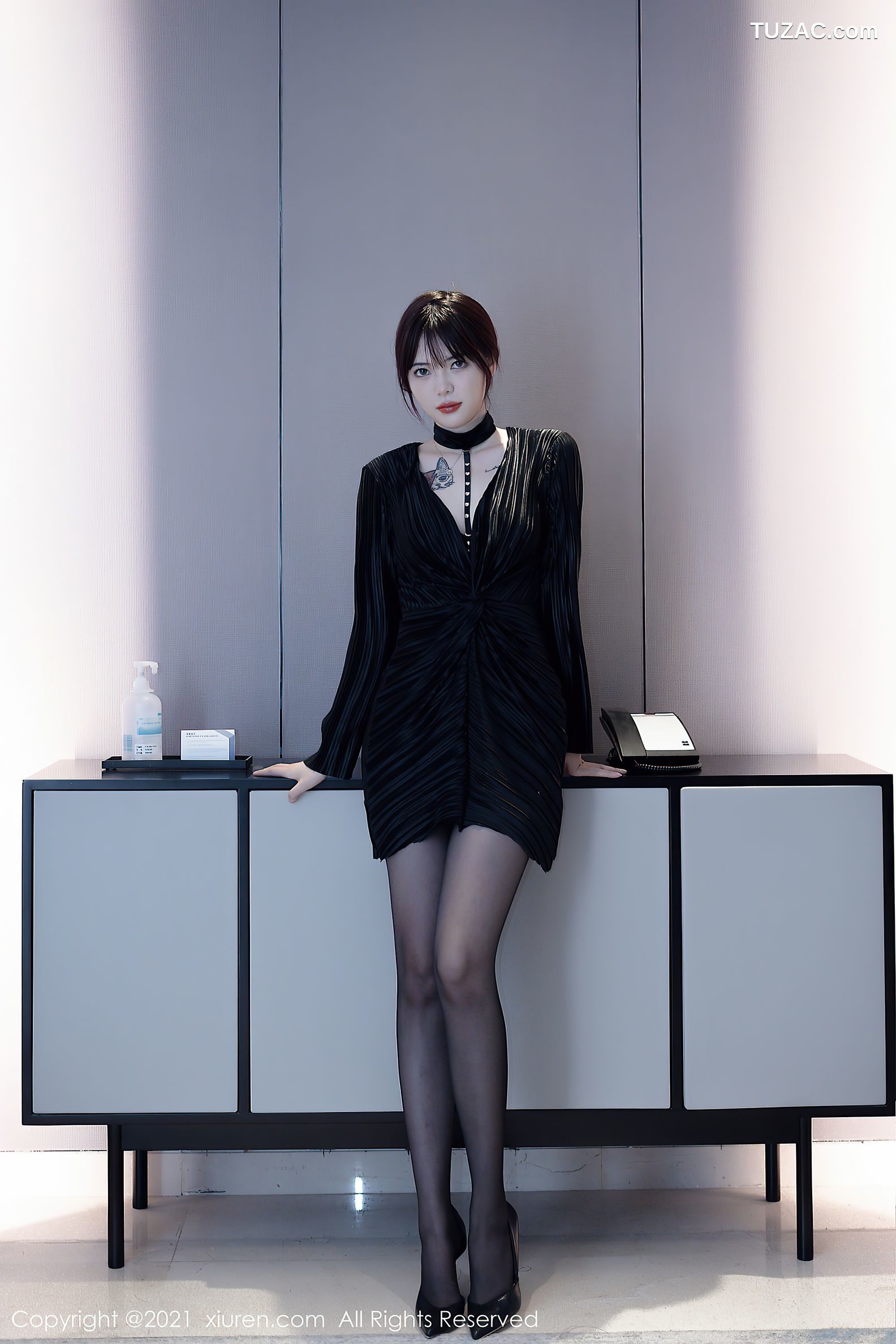 XiuRen秀人网-4080-Arude薇薇-魅惑多姿服饰性感内衣黑丝美腿-2021.10.19