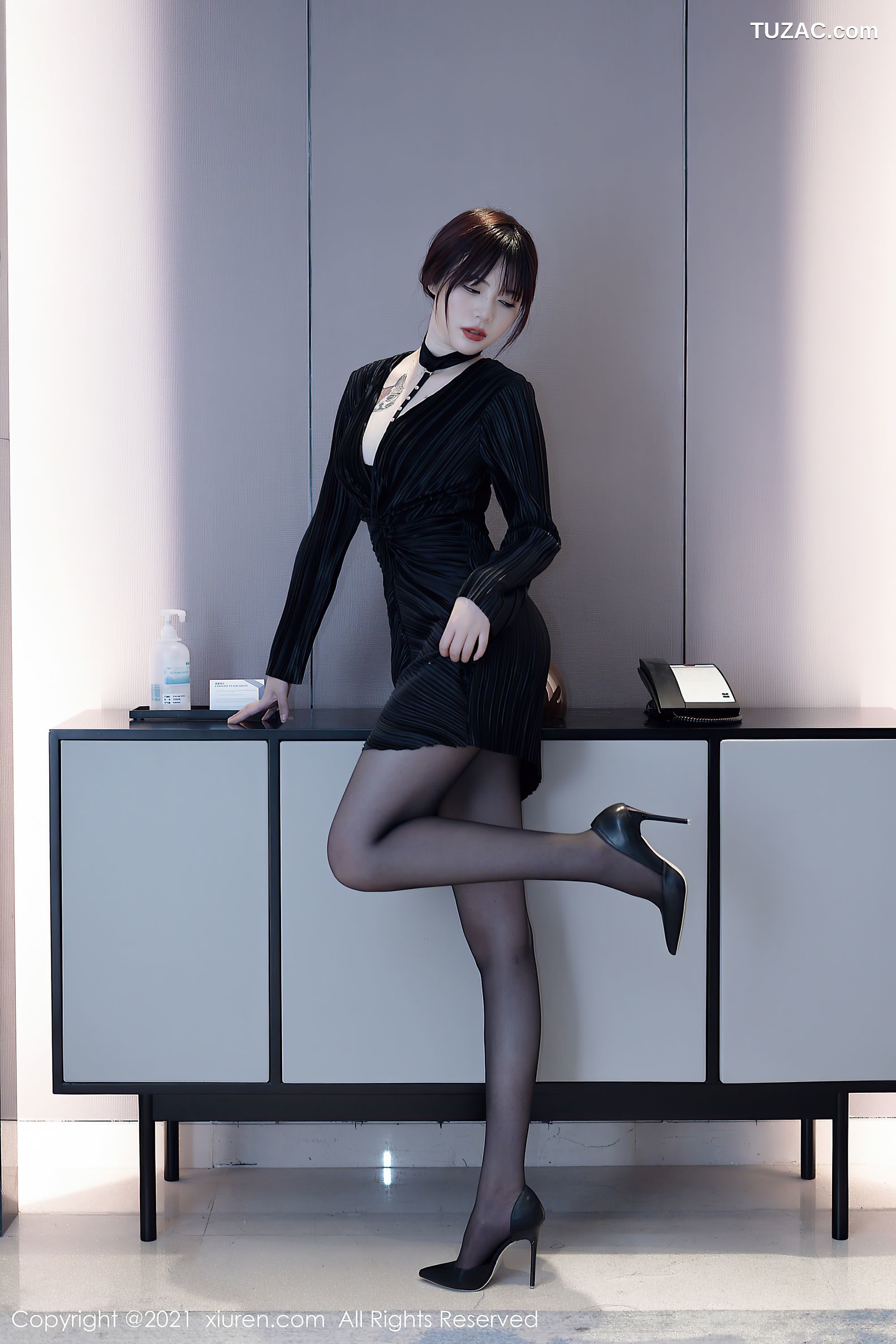 XiuRen秀人网-4080-Arude薇薇-魅惑多姿服饰性感内衣黑丝美腿-2021.10.19