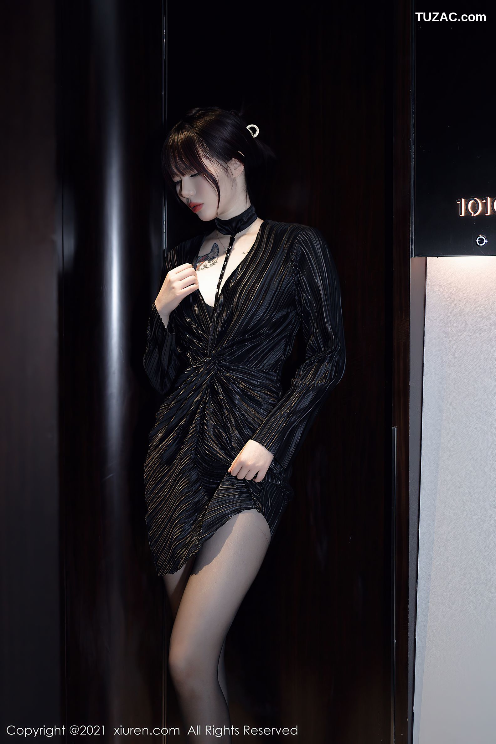 XiuRen秀人网-4080-Arude薇薇-魅惑多姿服饰性感内衣黑丝美腿-2021.10.19