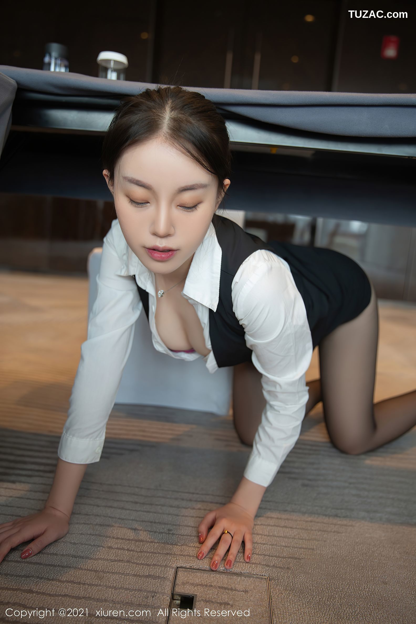 XiuRen秀人网-4083-一颗甜蛋黄a-会议室主题职业装白衬衫黑短裙黑丝-2021.10.19