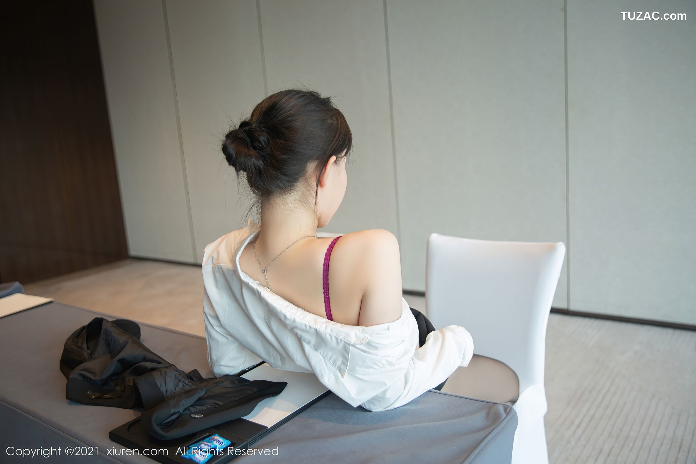 XiuRen秀人网-4083-一颗甜蛋黄a-会议室主题职业装白衬衫黑短裙黑丝-2021.10.19