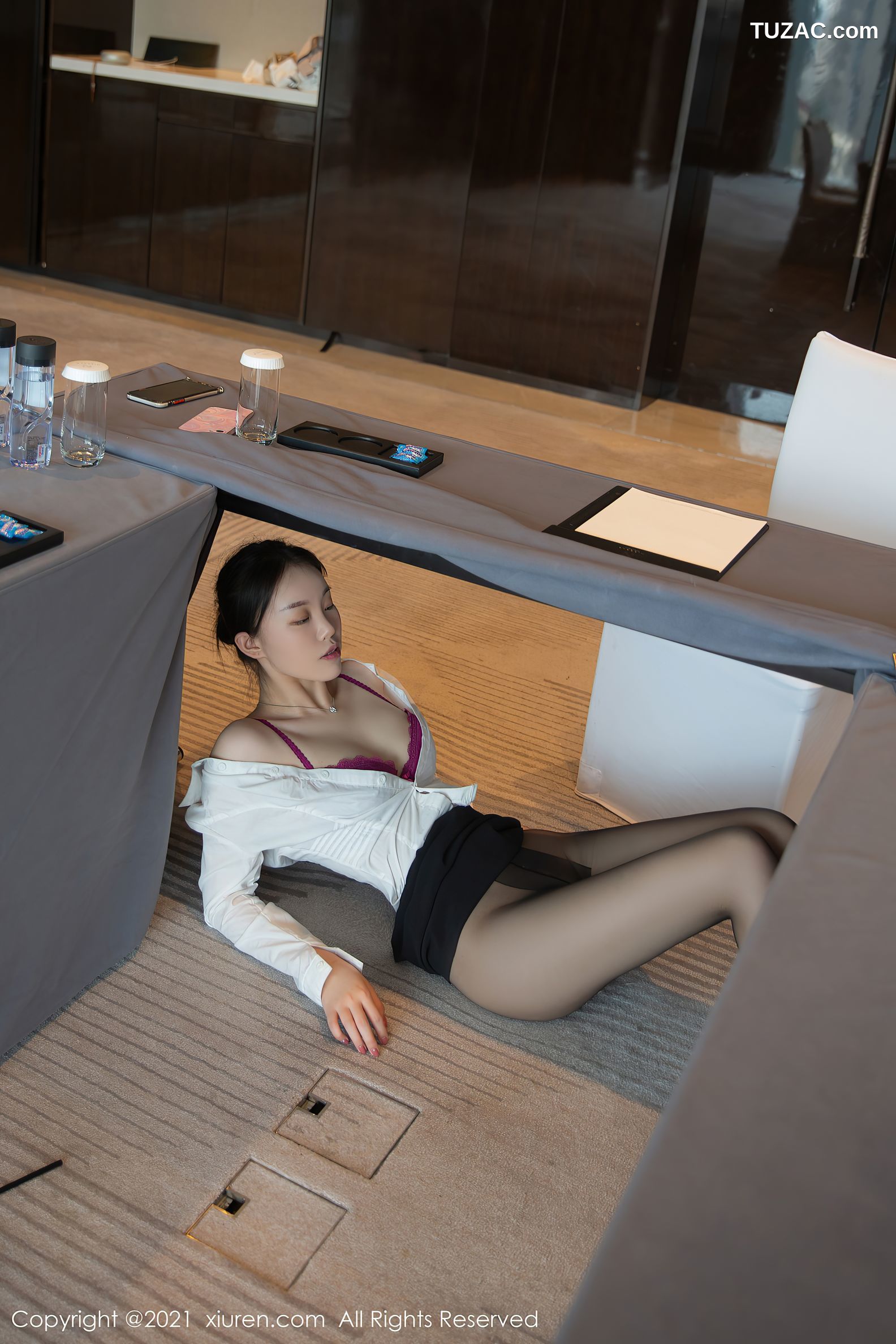 XiuRen秀人网-4083-一颗甜蛋黄a-会议室主题职业装白衬衫黑短裙黑丝-2021.10.19