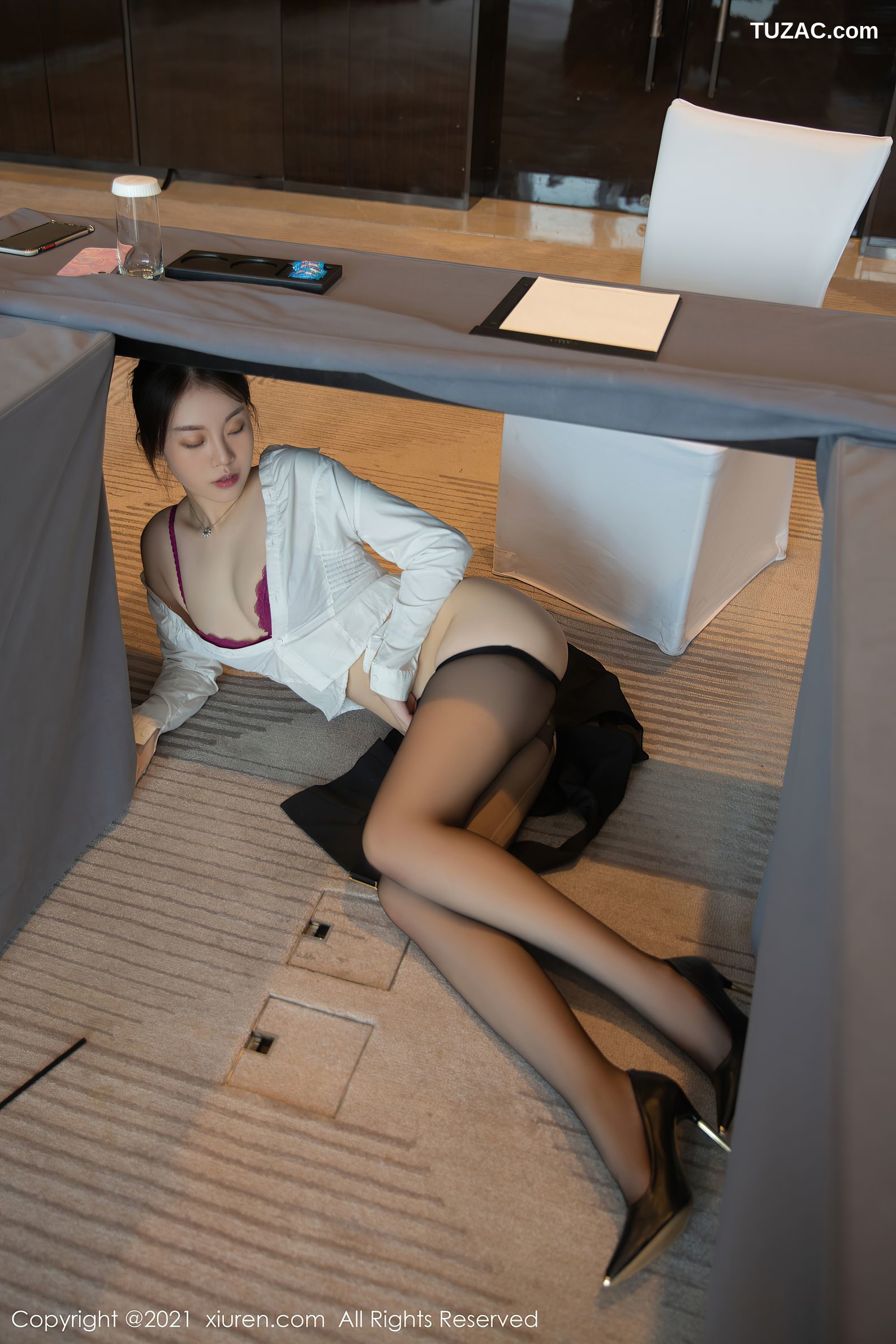 XiuRen秀人网-4083-一颗甜蛋黄a-会议室主题职业装白衬衫黑短裙黑丝-2021.10.19