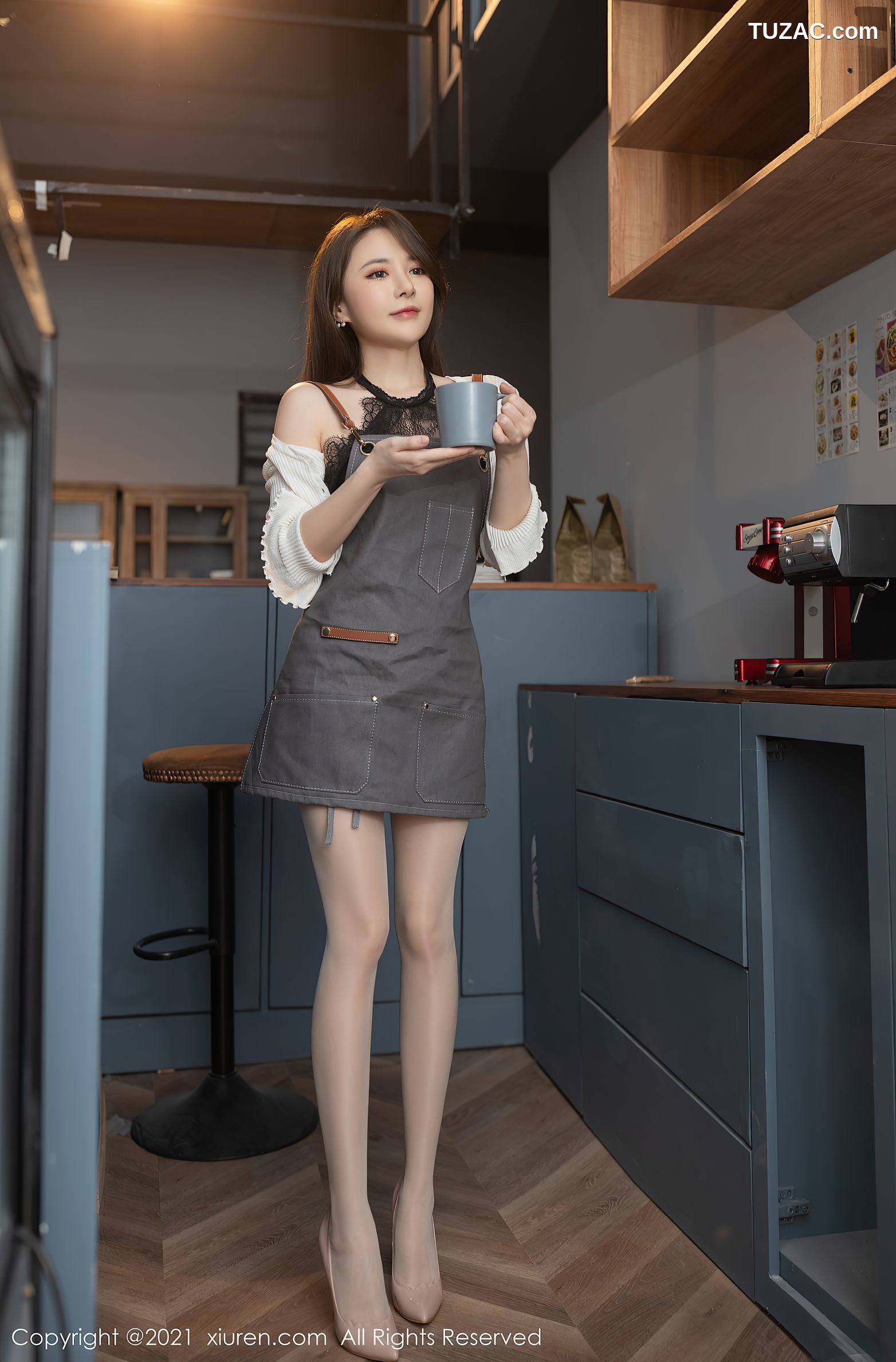 XiuRen秀人网-4102-鱼子酱Fish-江浙沪旅拍服务员主题火辣身材-2021.10.22