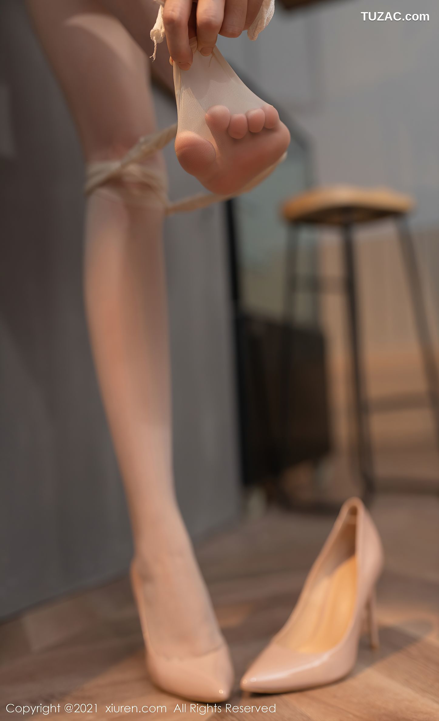 XiuRen秀人网-4102-鱼子酱Fish-江浙沪旅拍服务员主题火辣身材-2021.10.22