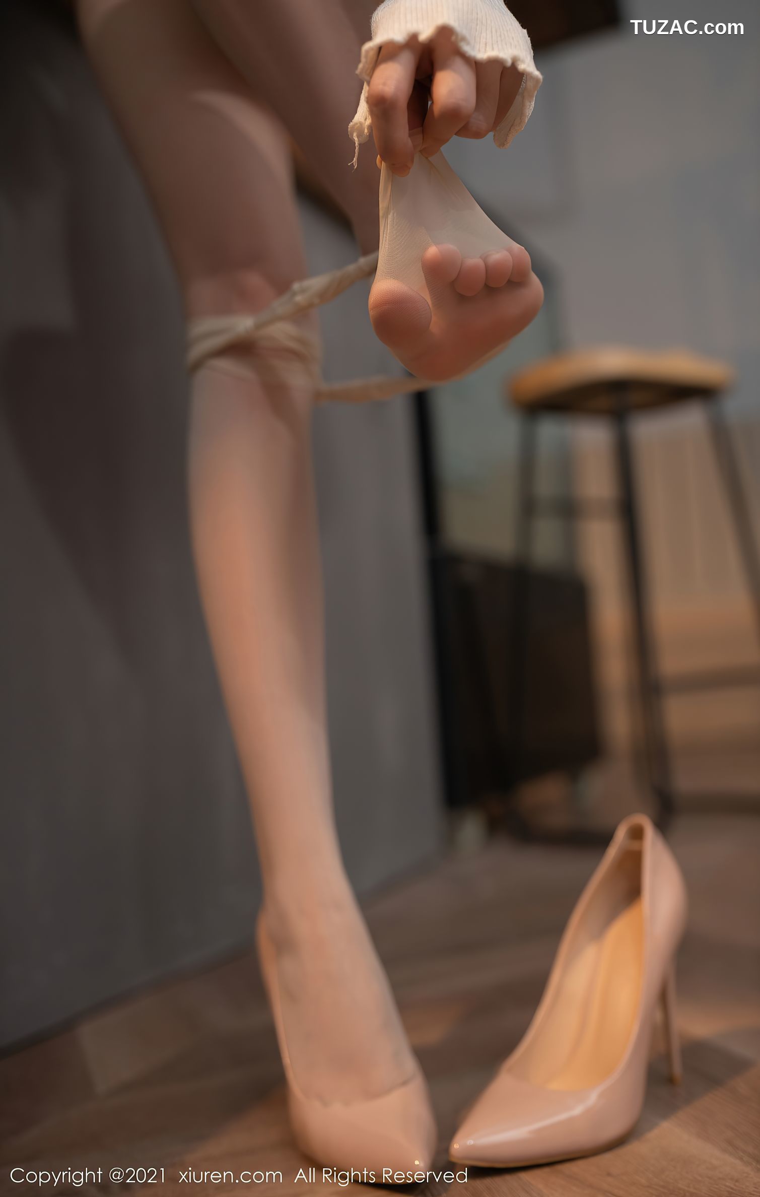 XiuRen秀人网-4102-鱼子酱Fish-江浙沪旅拍服务员主题火辣身材-2021.10.22