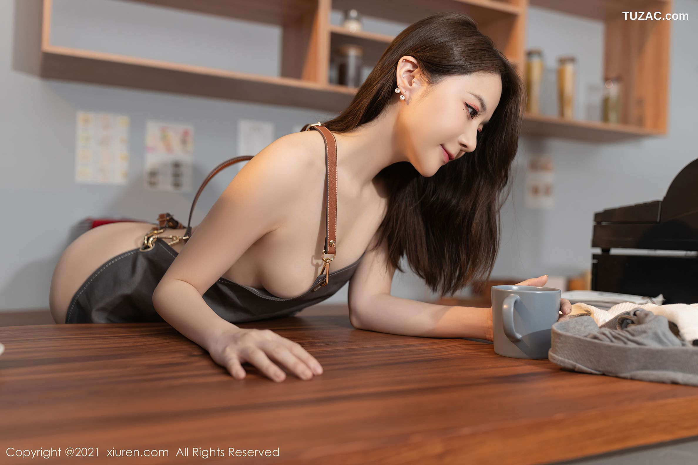 XiuRen秀人网-4102-鱼子酱Fish-江浙沪旅拍服务员主题火辣身材-2021.10.22