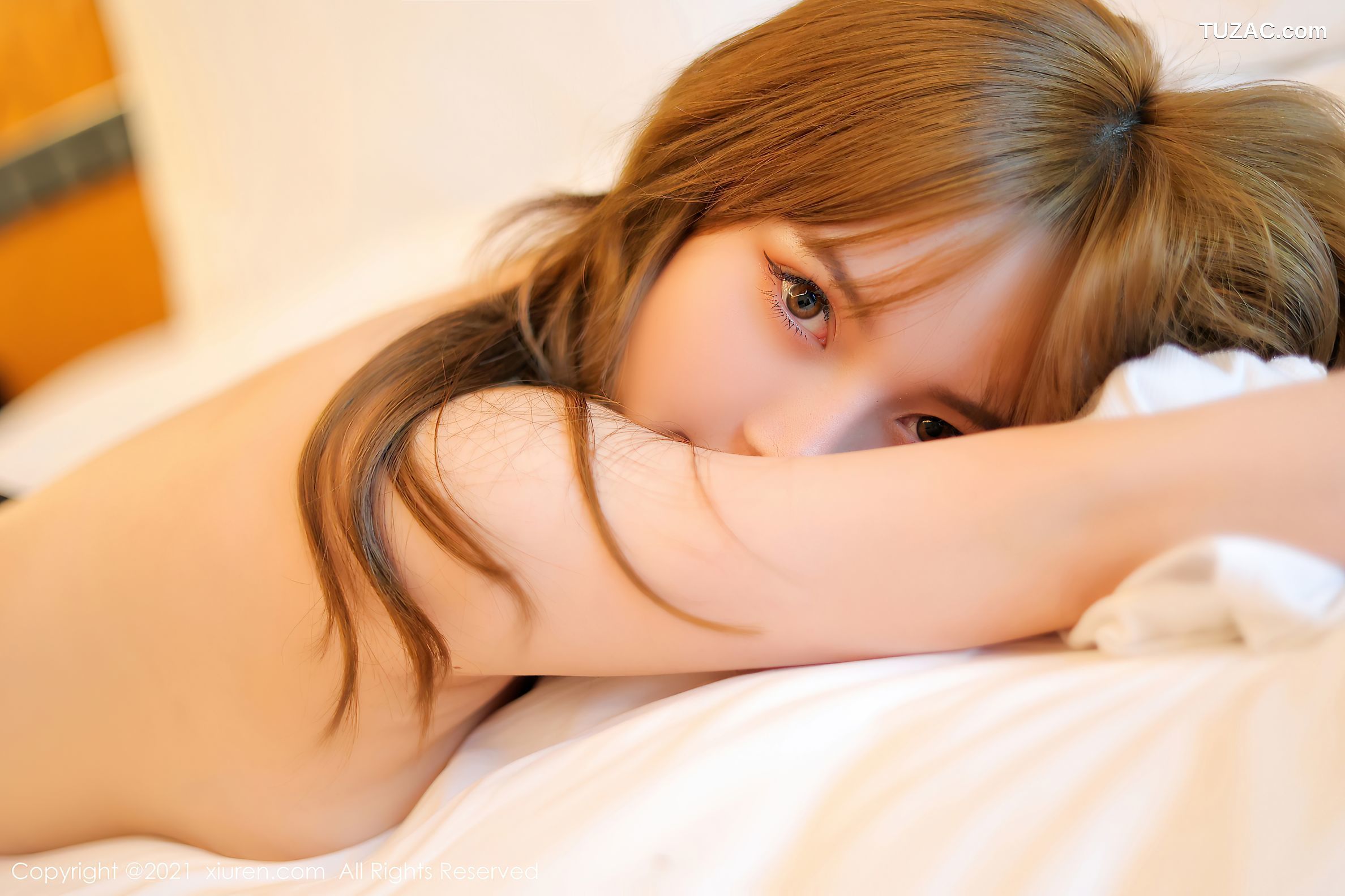 XiuRen秀人网-4106-豆瓣酱-床上白色吊带黑丝裤袜-2021.10.25
