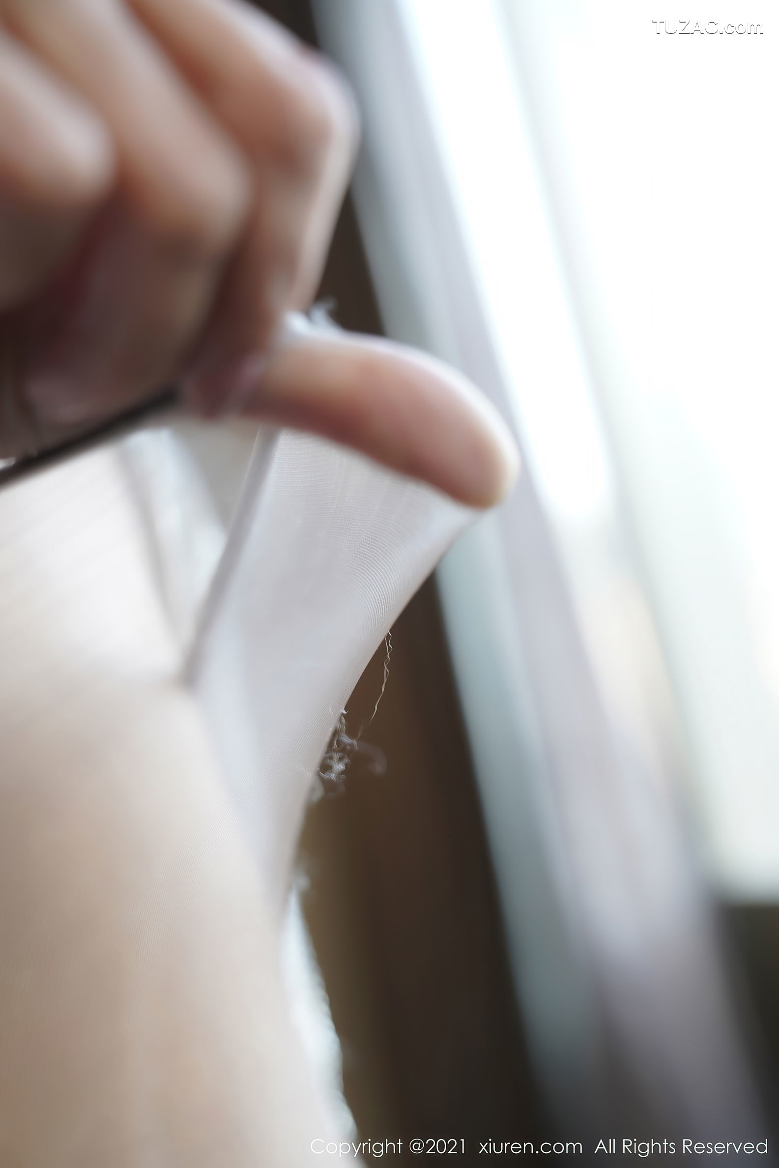 XiuRen秀人网-4110-果儿Victoria-三亚旅拍低胸银色吊带裙-2021.10.25