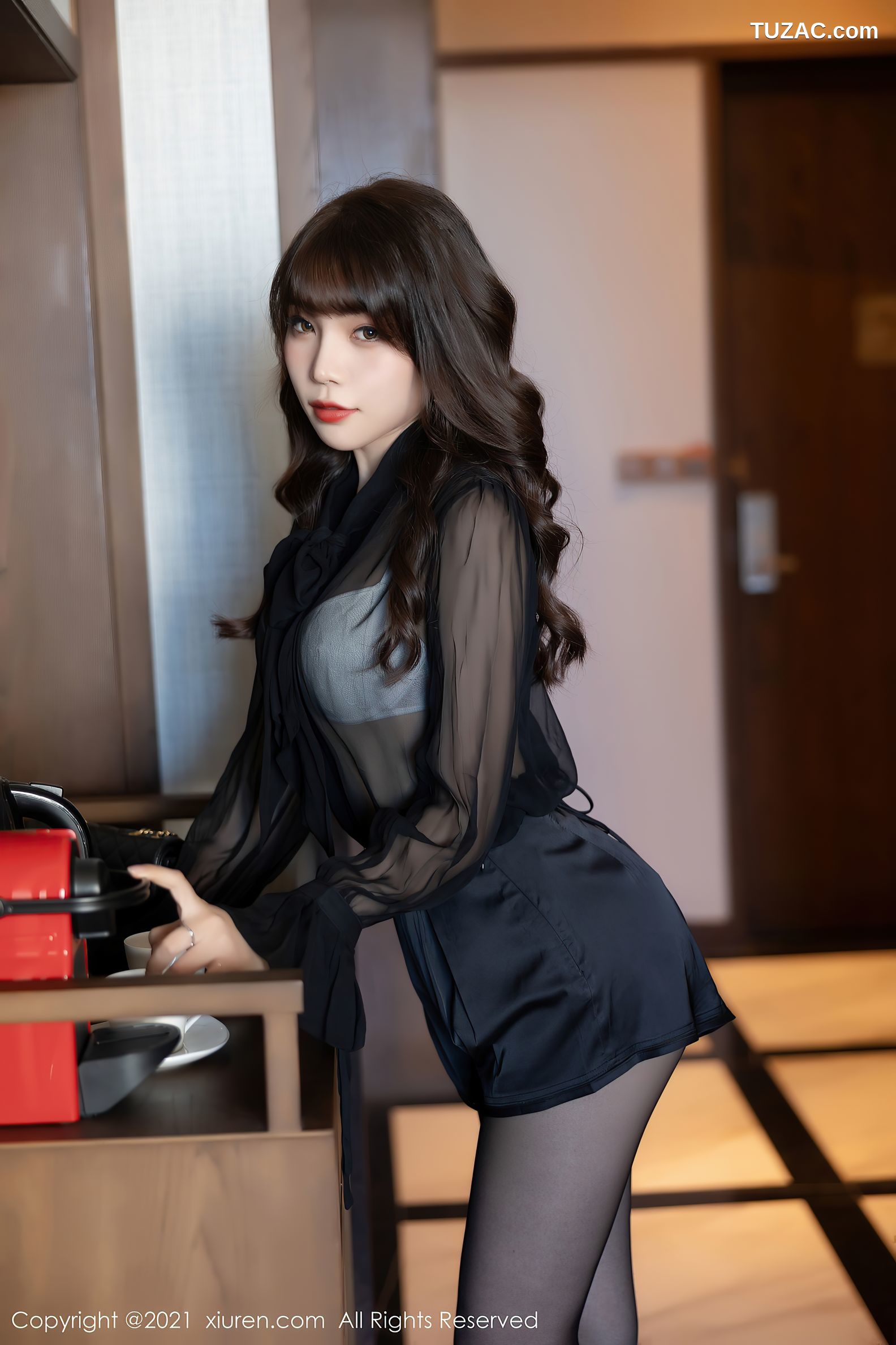 XiuRen秀人网-4114-芝芝Booty-深圳旅拍魅惑黑色服饰黑丝裤袜-2021.10.25