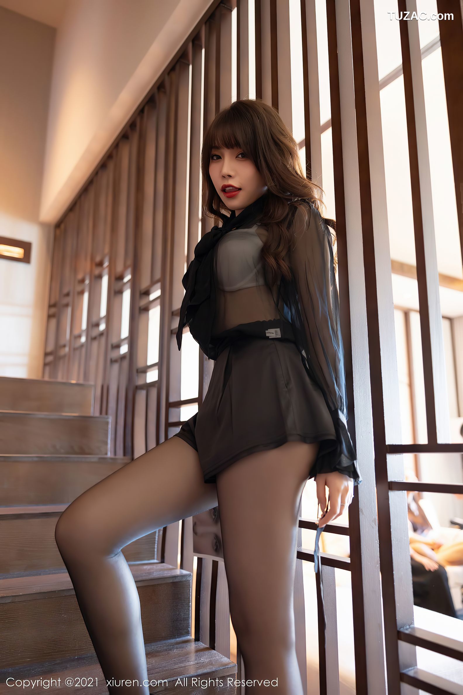 XiuRen秀人网-4114-芝芝Booty-深圳旅拍魅惑黑色服饰黑丝裤袜-2021.10.25