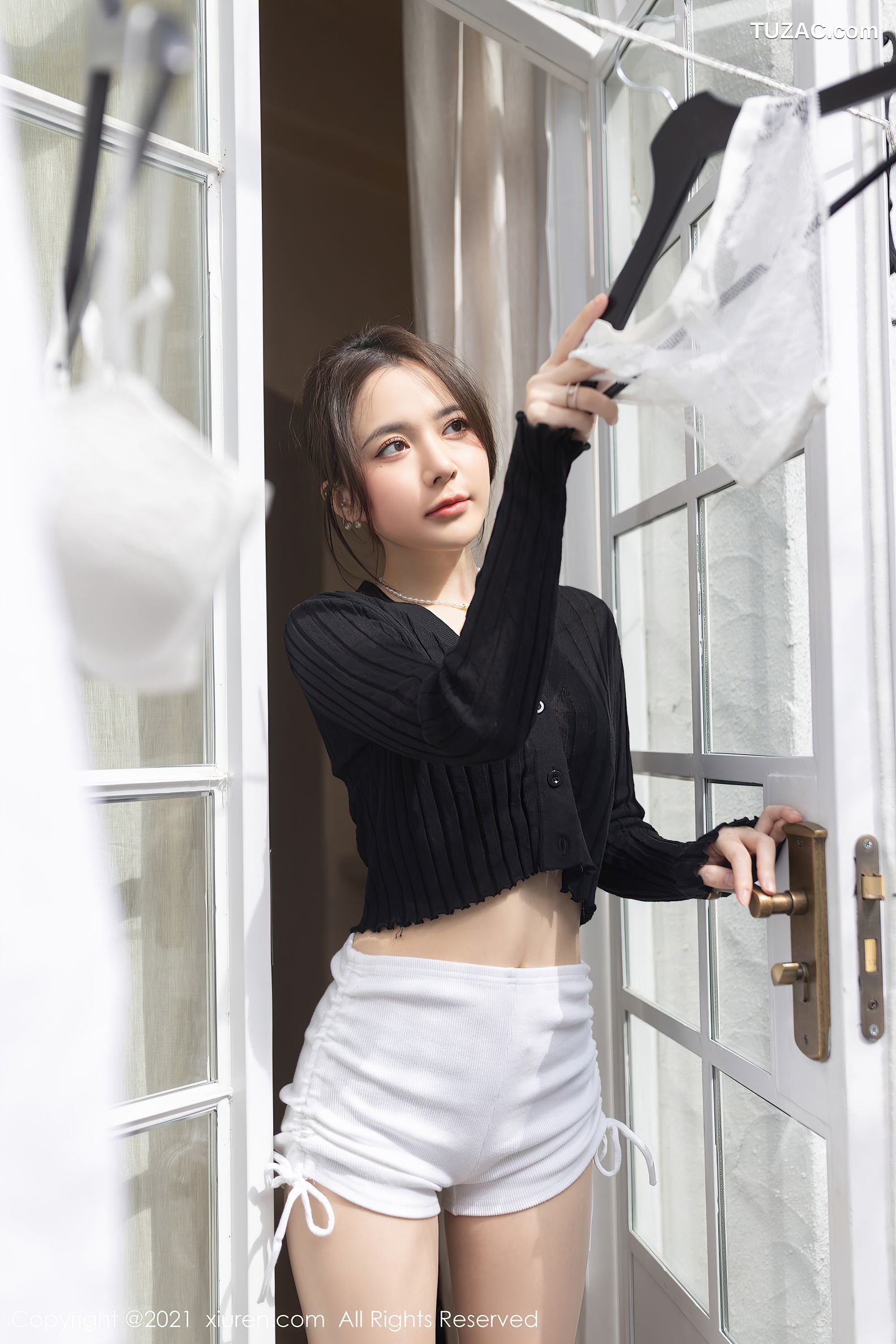 XiuRen秀人网-4139-鱼子酱Fish-江浙沪旅拍白色短裙肉丝-2021.10.29