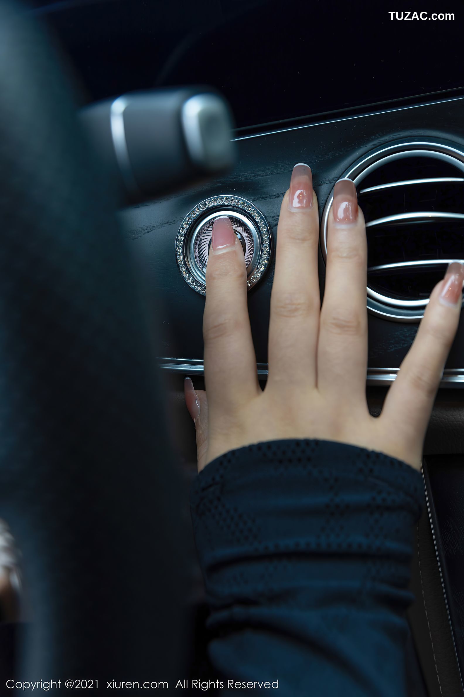 XiuRen秀人网-4140-熊小诺-成都旅拍剧情镜头健身房运动服-2021.10.29