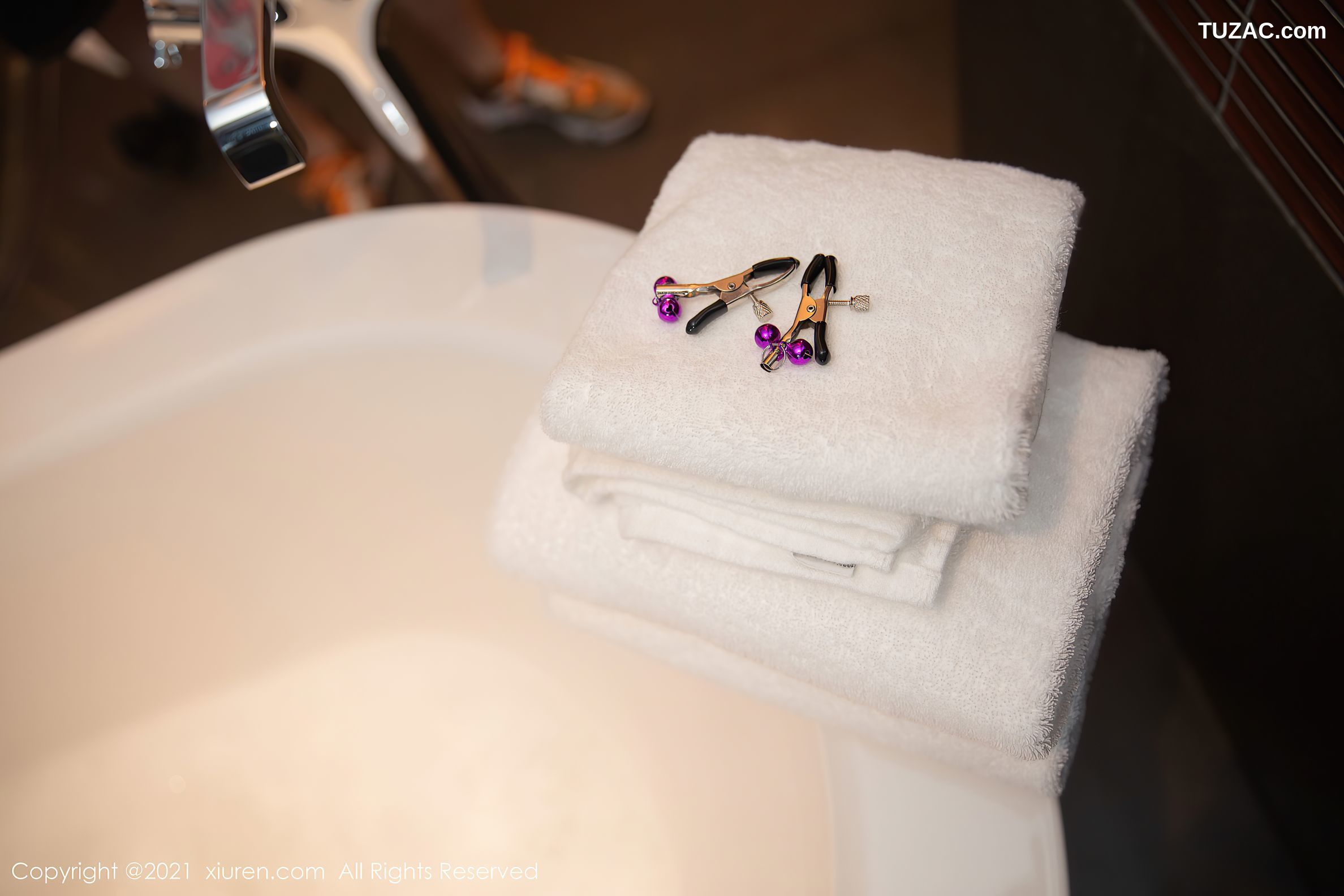 XiuRen秀人网-4153-一颗甜蛋黄a-深夜女仆服务主题低胸装蕾丝吊带袜-2021.11.02