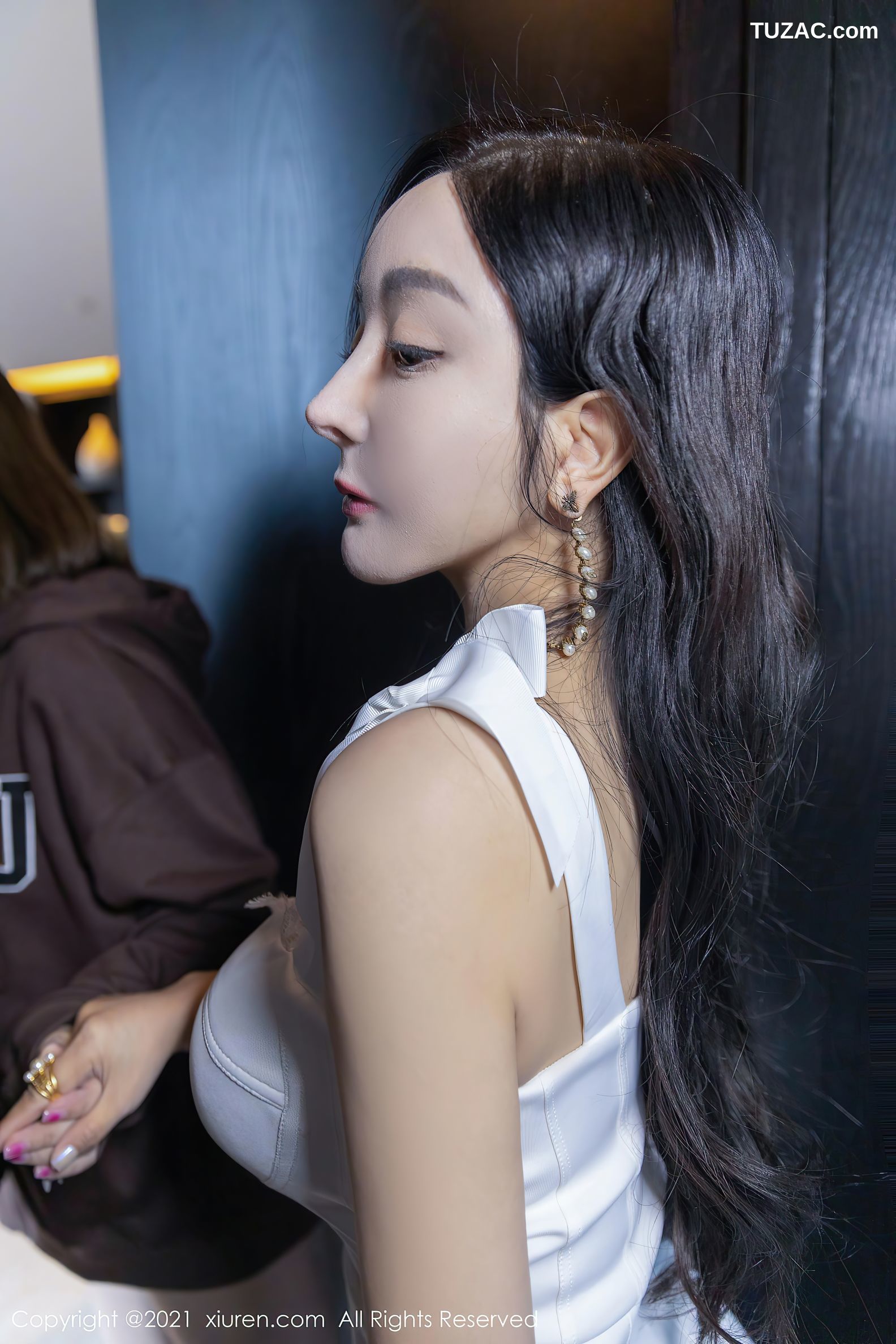 XiuRen秀人网-4155-允爾-成都旅拍浴室白色长裙丰满身材-2021.11.02