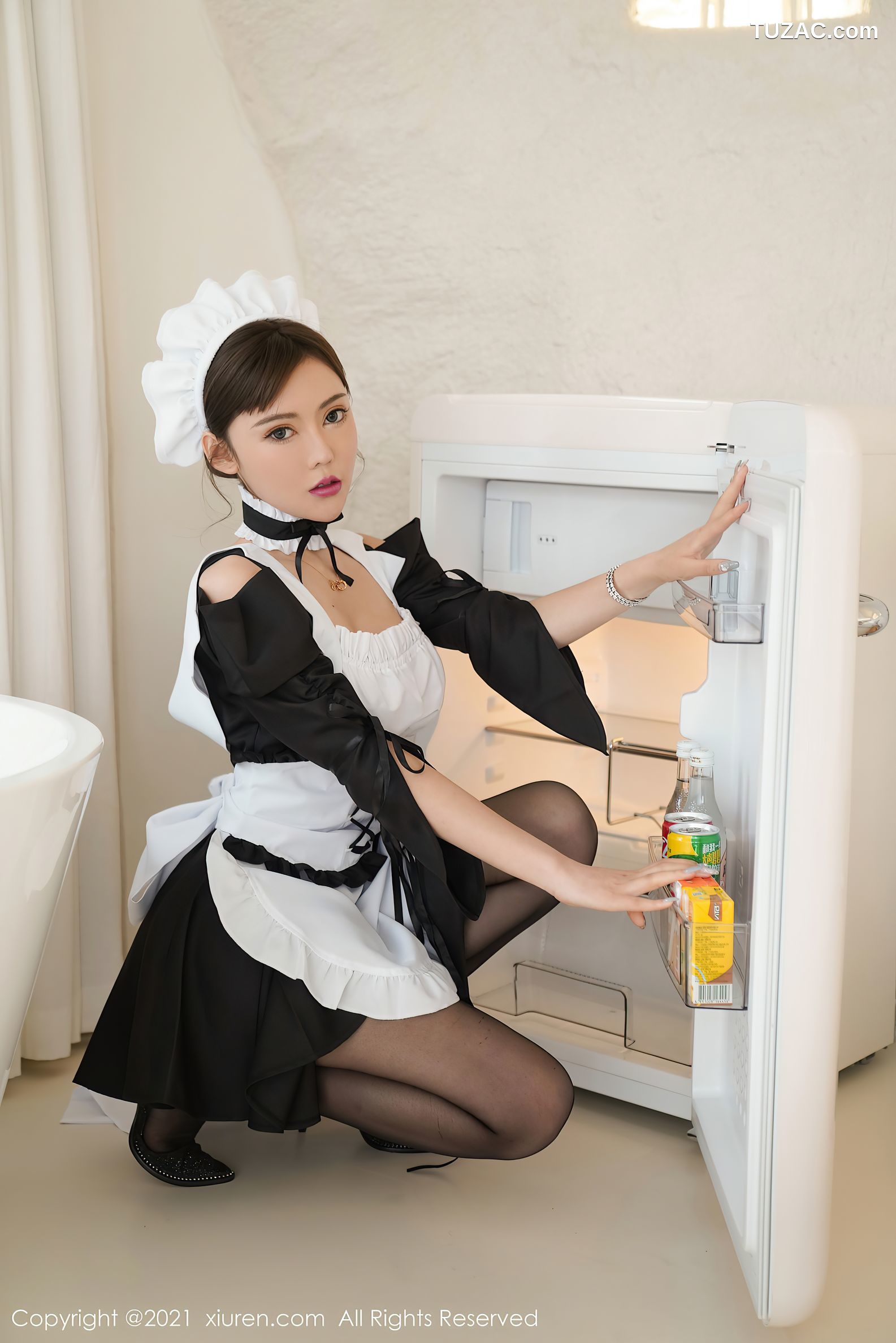XiuRen秀人网-4161-萌汉药baby-三亚旅拍低胸女仆装黑丝裤袜迷人-2021.11.03