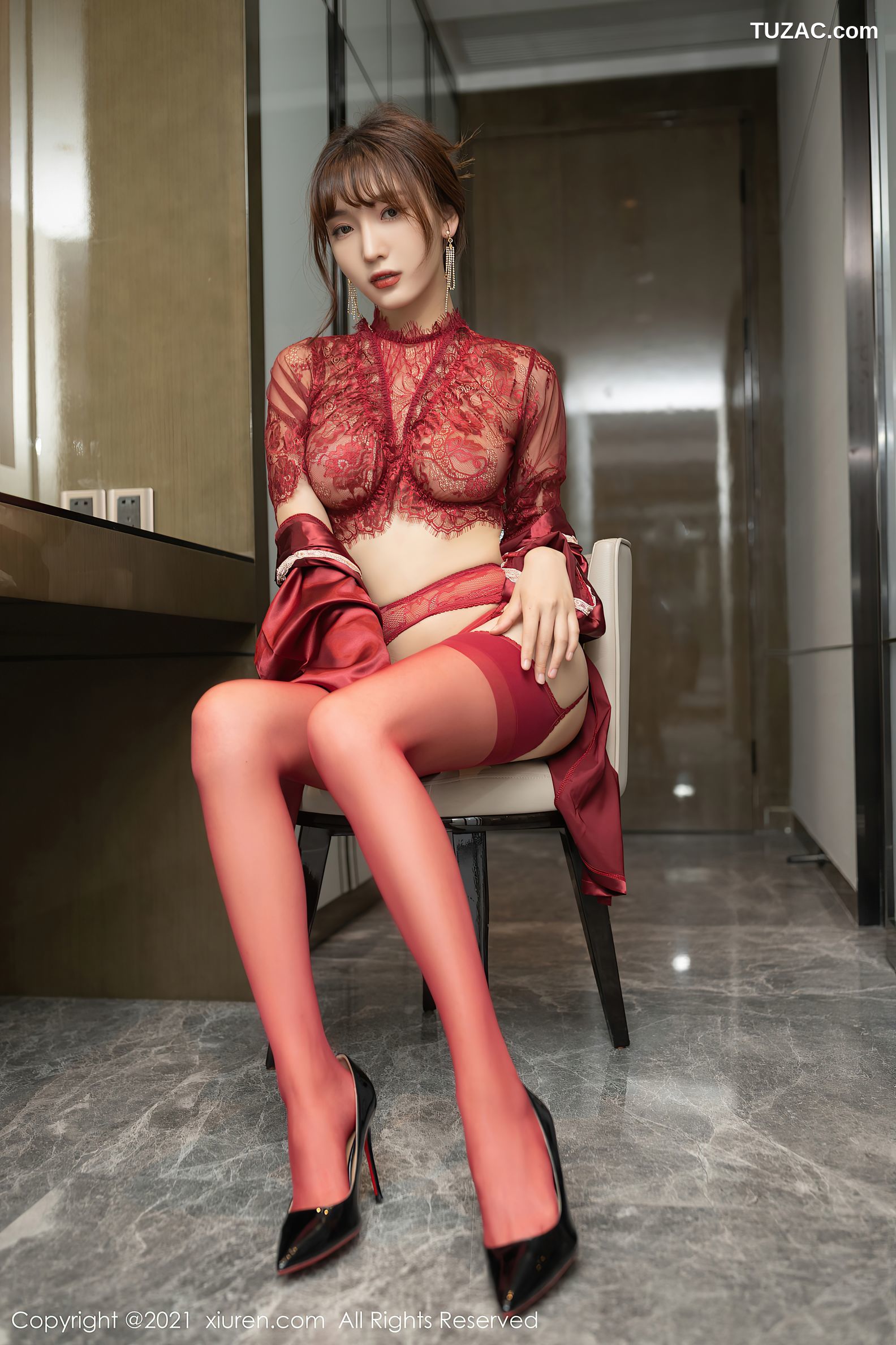 XiuRen秀人网-4168-陆萱萱-重庆旅拍红色镂空情趣服饰红丝吊带袜惹火-2021.11.04