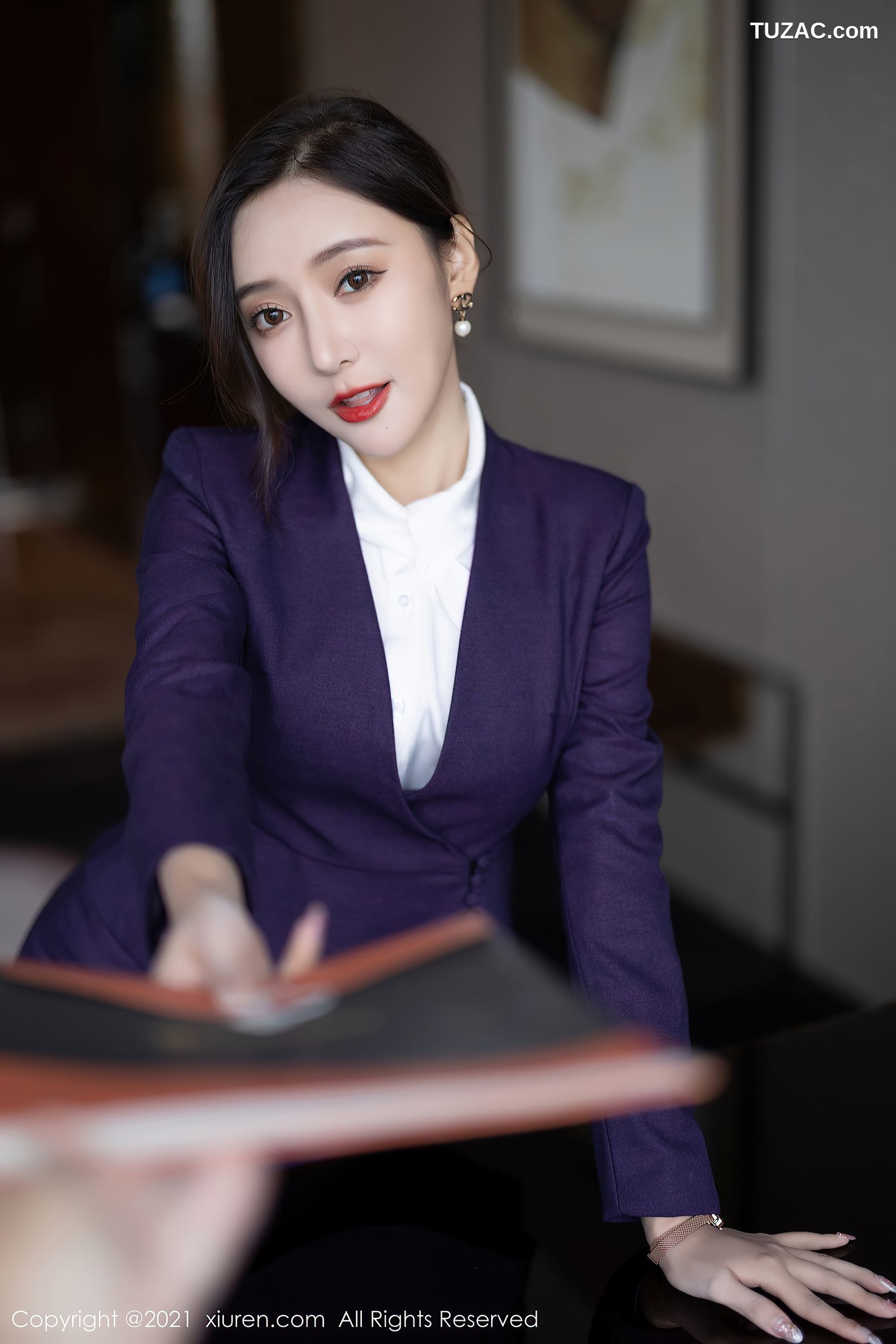 XiuRen秀人网-4184-王馨瑶Yanni-职业装OL主题-性感内衣黑丝-2021.11.08