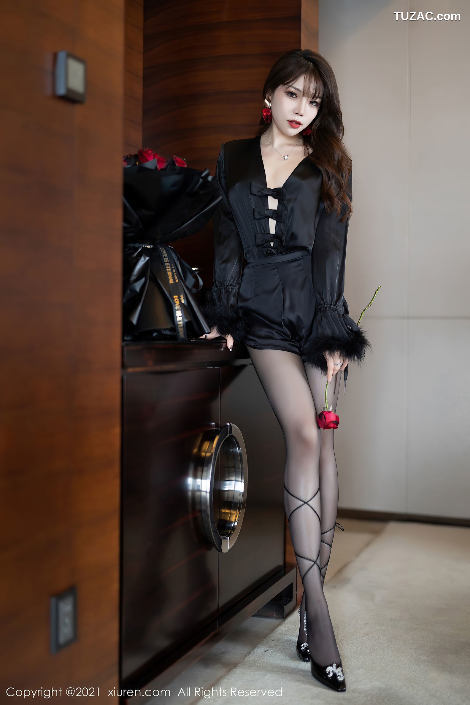 XiuRen秀人网-4205-芝芝Booty-魅惑多姿黑色服饰黑丝裤袜-2021.11.11