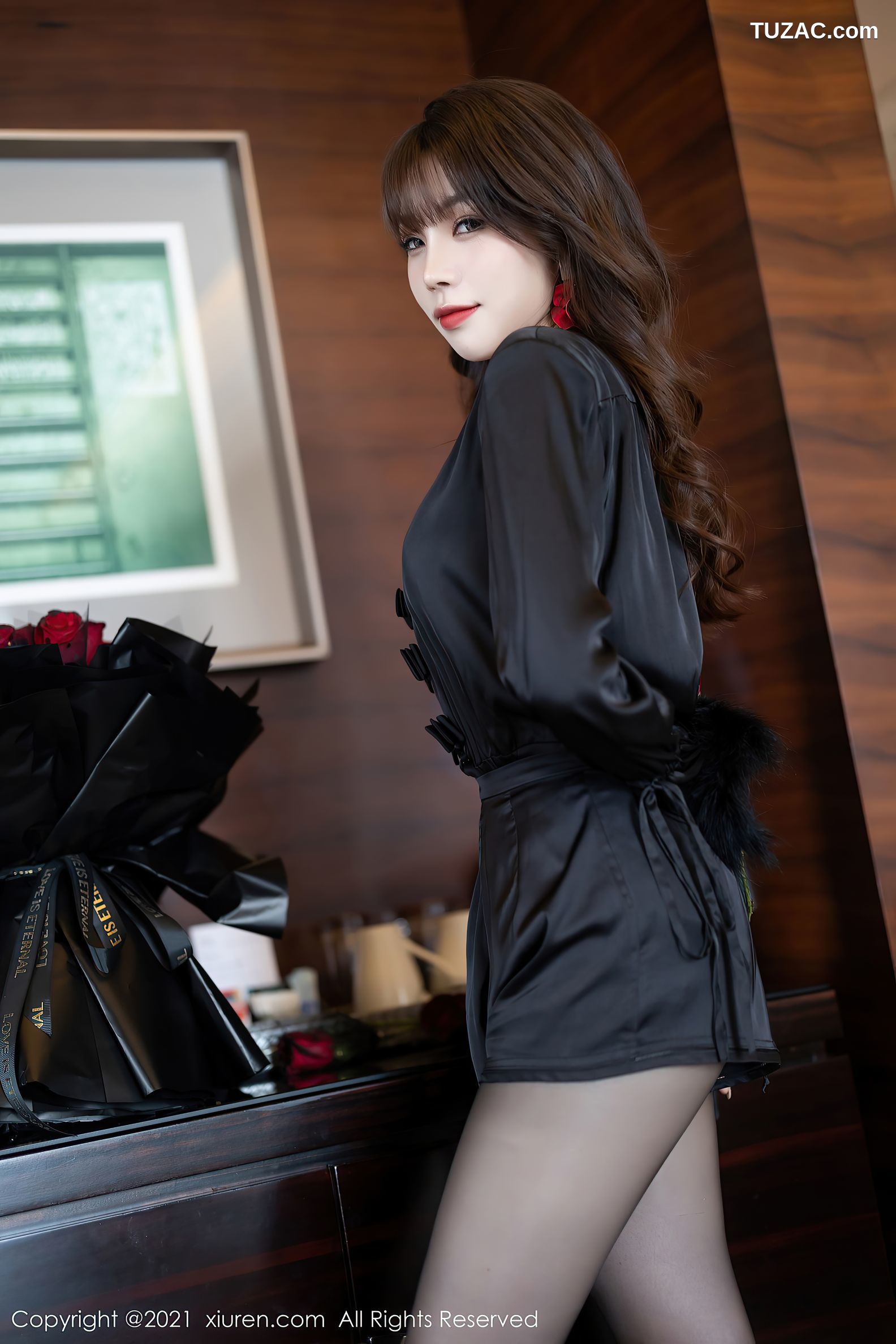 XiuRen秀人网-4205-芝芝Booty-魅惑多姿黑色服饰黑丝裤袜-2021.11.11