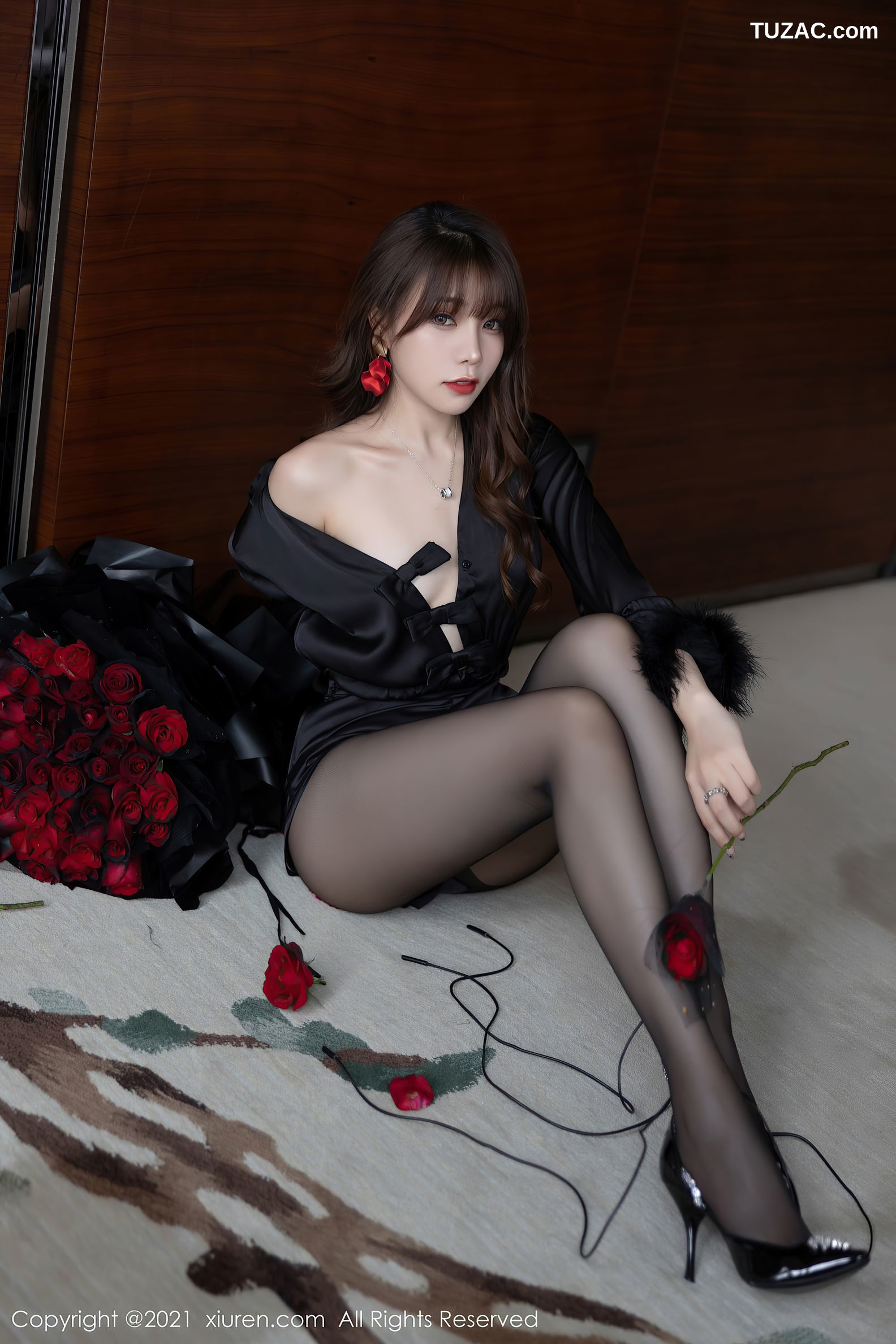 XiuRen秀人网-4205-芝芝Booty-魅惑多姿黑色服饰黑丝裤袜-2021.11.11