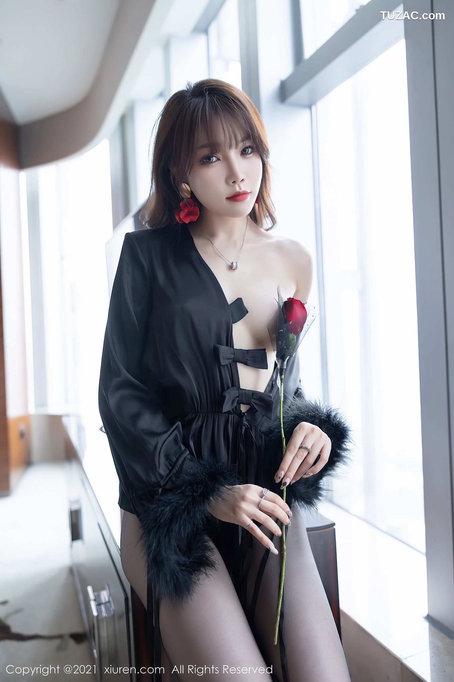 XiuRen秀人网-4205-芝芝Booty-魅惑多姿黑色服饰黑丝裤袜-2021.11.11