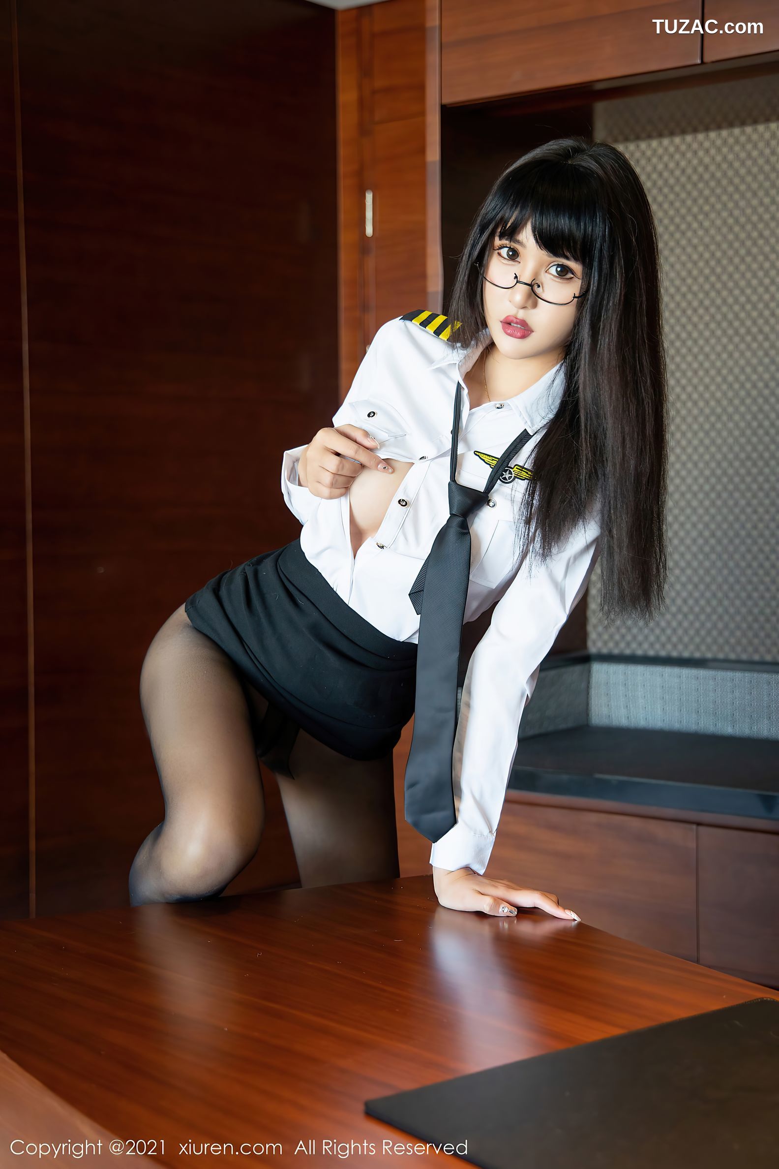 XiuRen秀人网-4207-Emily尹菲-情趣内衣系列黑丝裤袜-2021.11.12