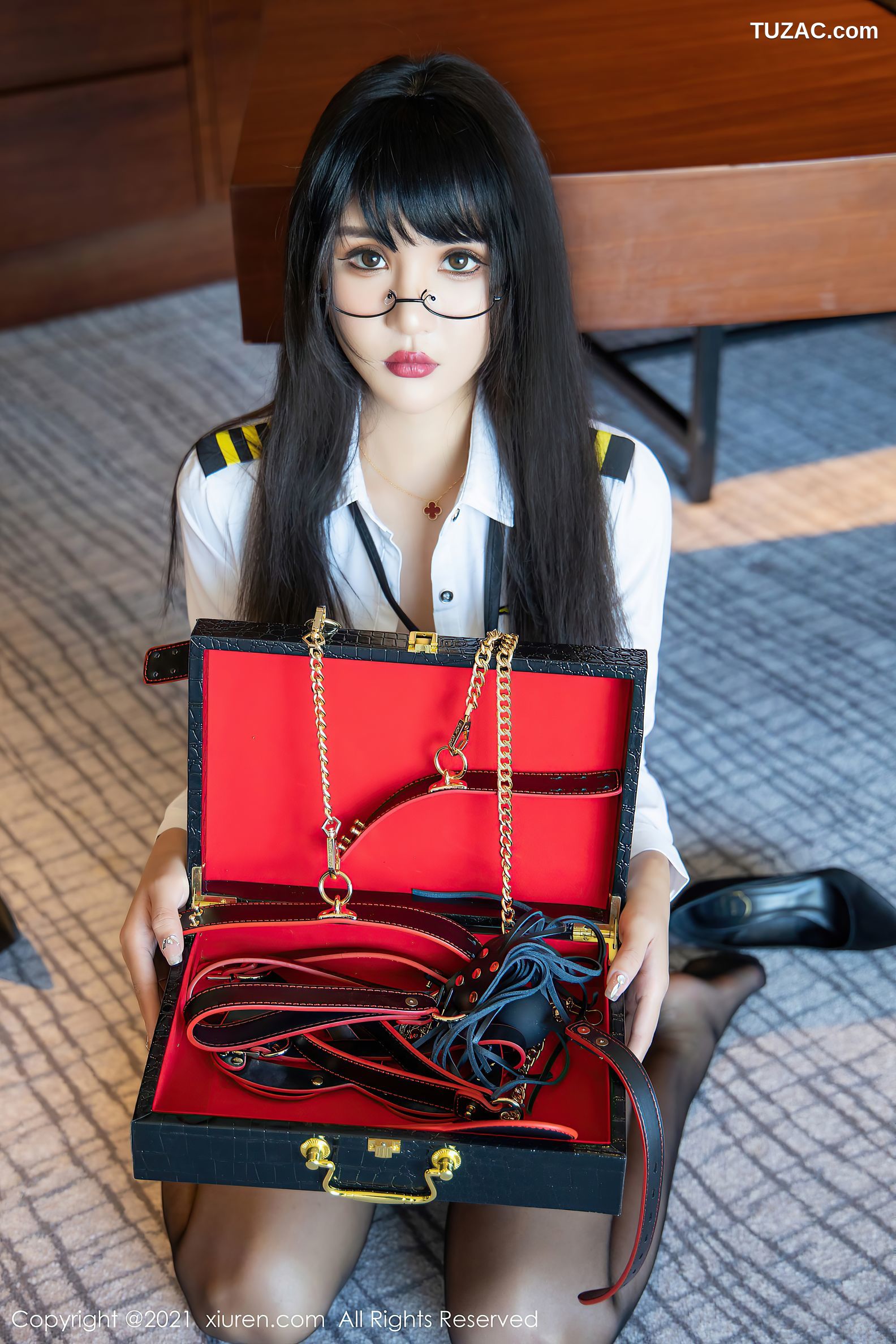 XiuRen秀人网-4207-Emily尹菲-情趣内衣系列黑丝裤袜-2021.11.12