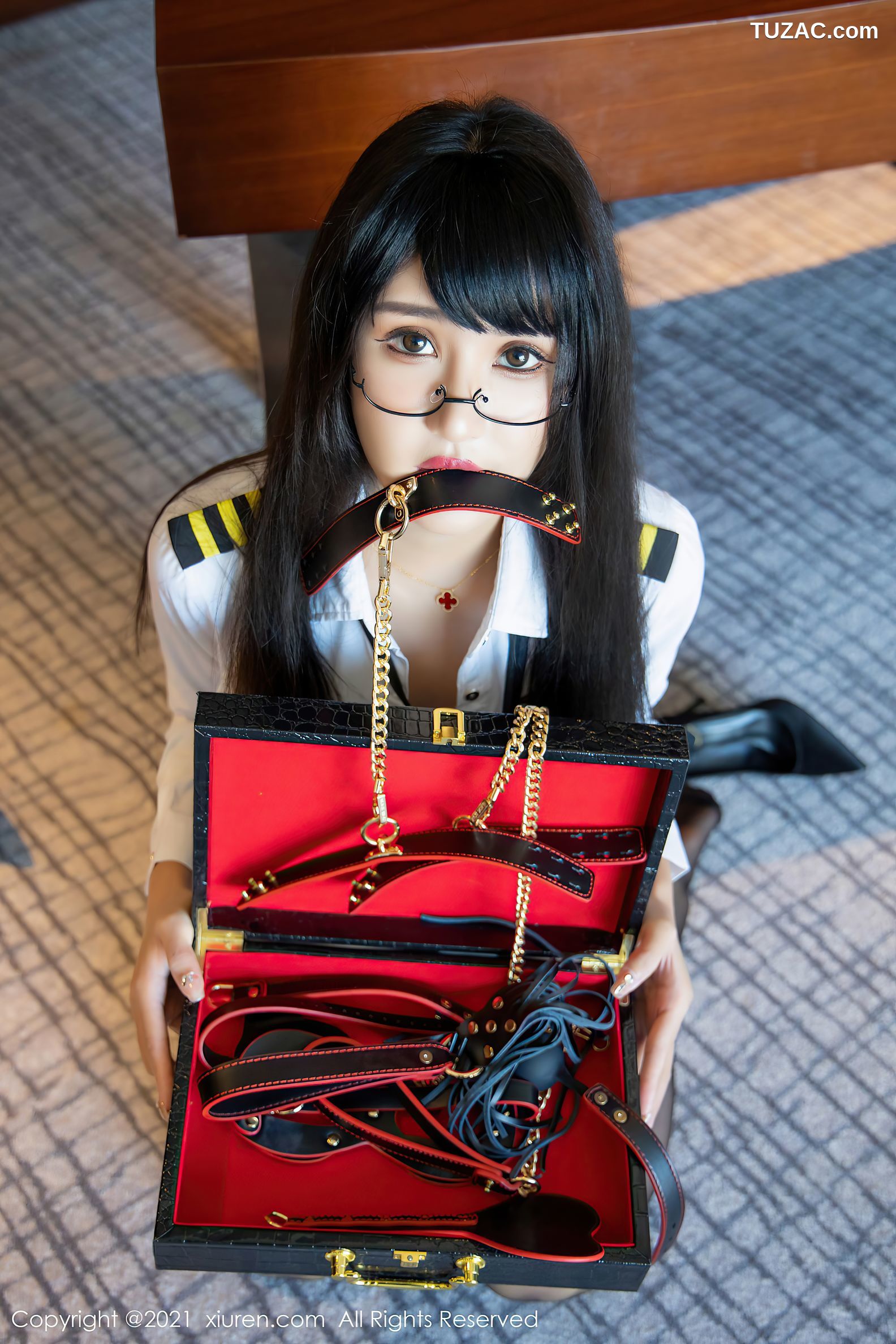 XiuRen秀人网-4207-Emily尹菲-情趣内衣系列黑丝裤袜-2021.11.12