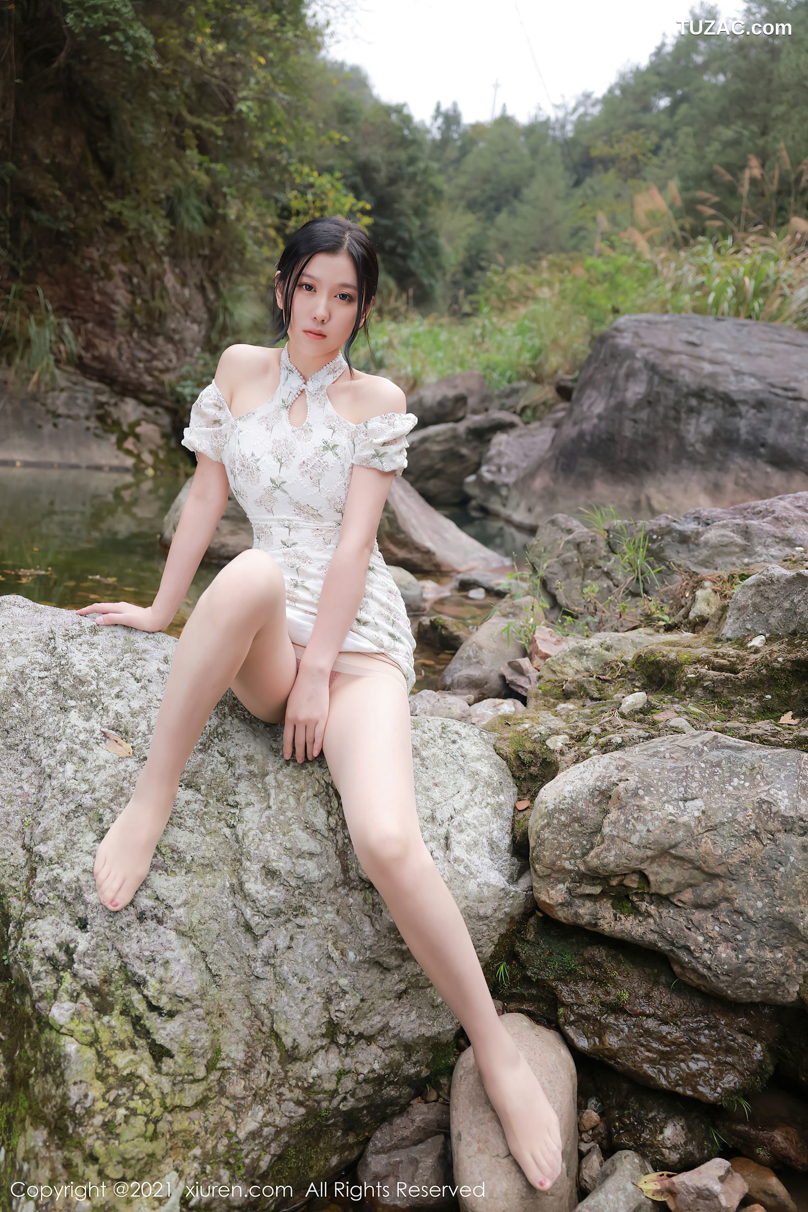XiuRen秀人网-4229-李雅柔182CM-大理旅拍户外山间性感服饰肉丝裤袜-2021.11.17