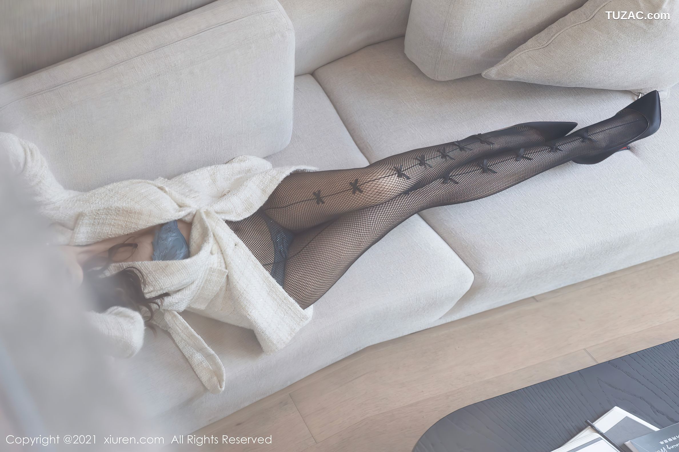 XiuRen秀人网-4288-艾静香-成都旅拍性感内衣黑丝网袜-2021.12.01