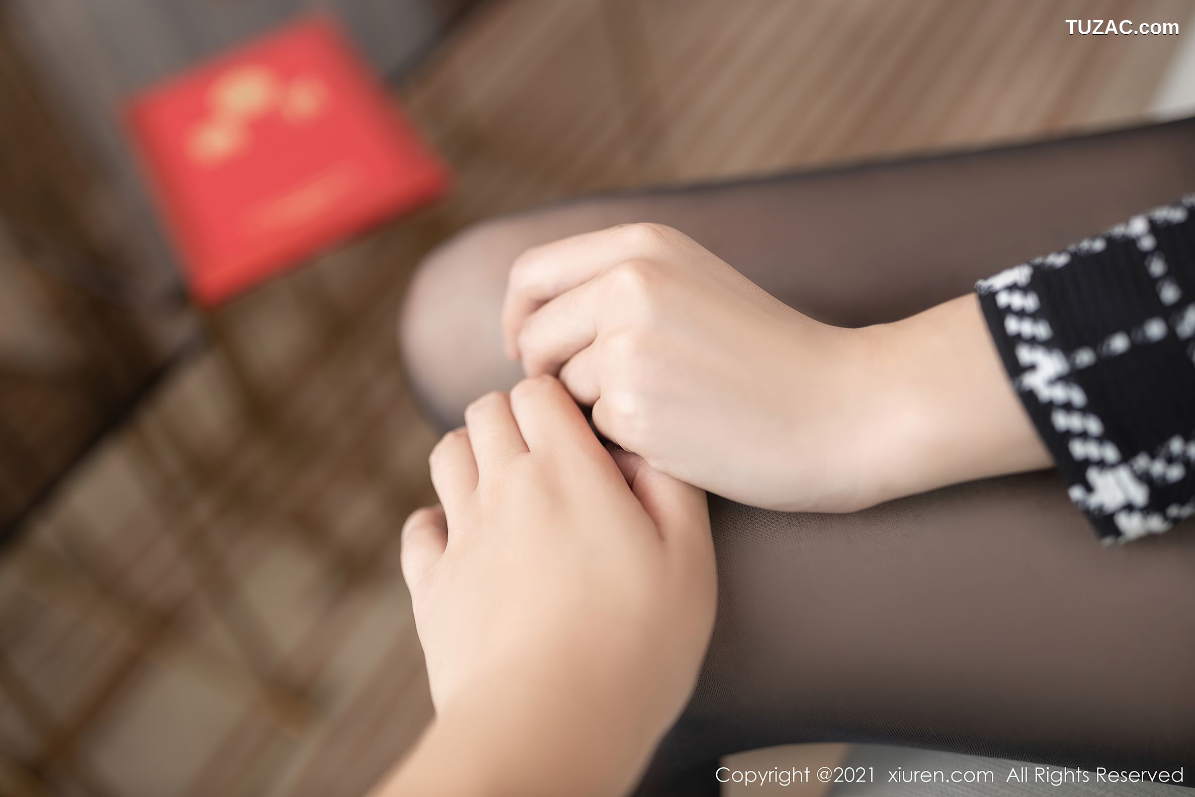 XiuRen秀人网-4292-陆萱萱-重庆旅拍灰色精致内衣黑丝-2021.12.02