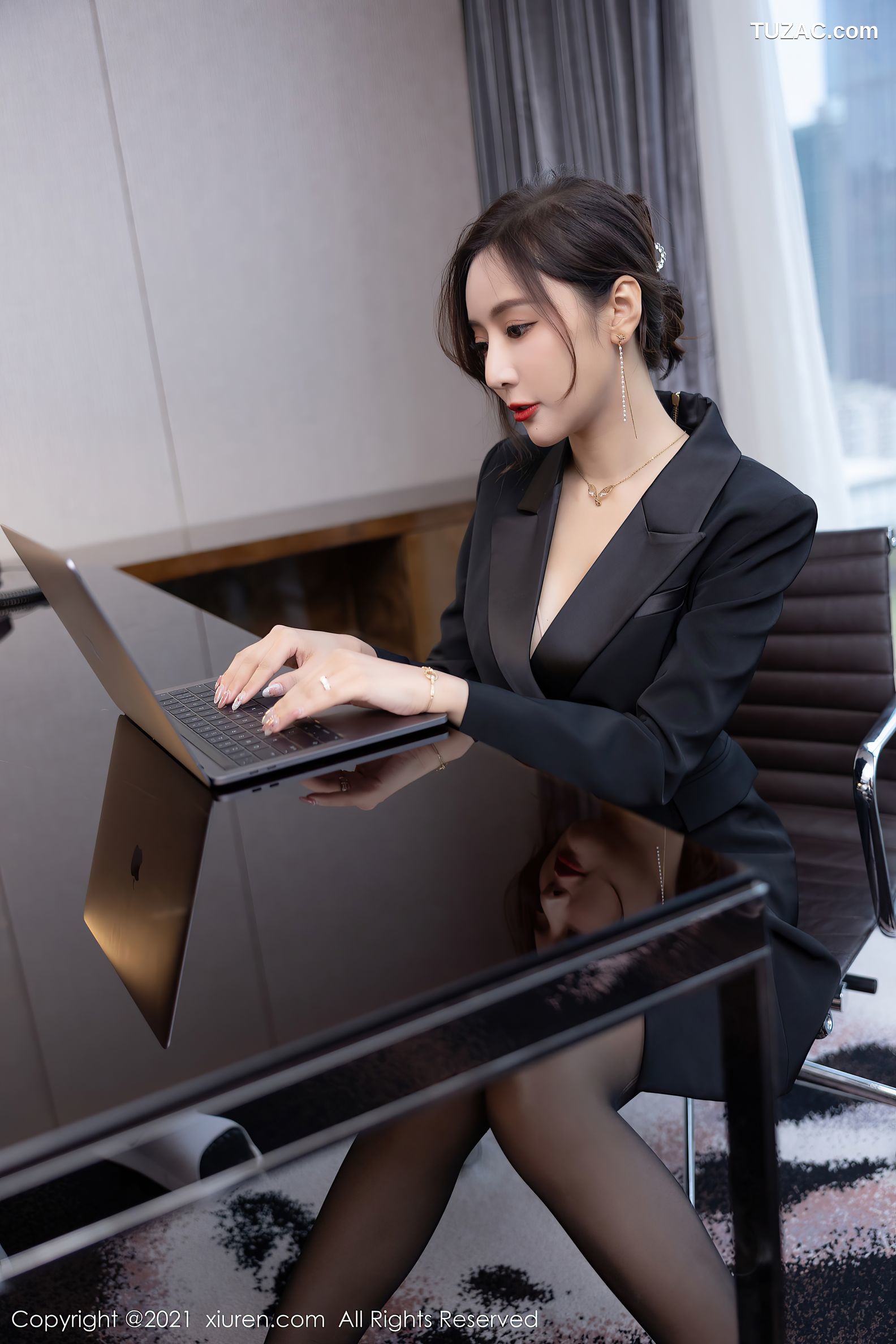 XiuRen秀人网-4293-王馨瑶Yanni-职业装粉色内衣黑丝-2021.12.02