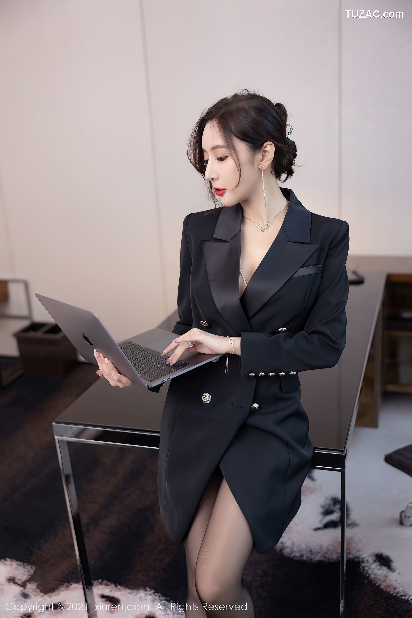 XiuRen秀人网-4293-王馨瑶Yanni-职业装粉色内衣黑丝-2021.12.02