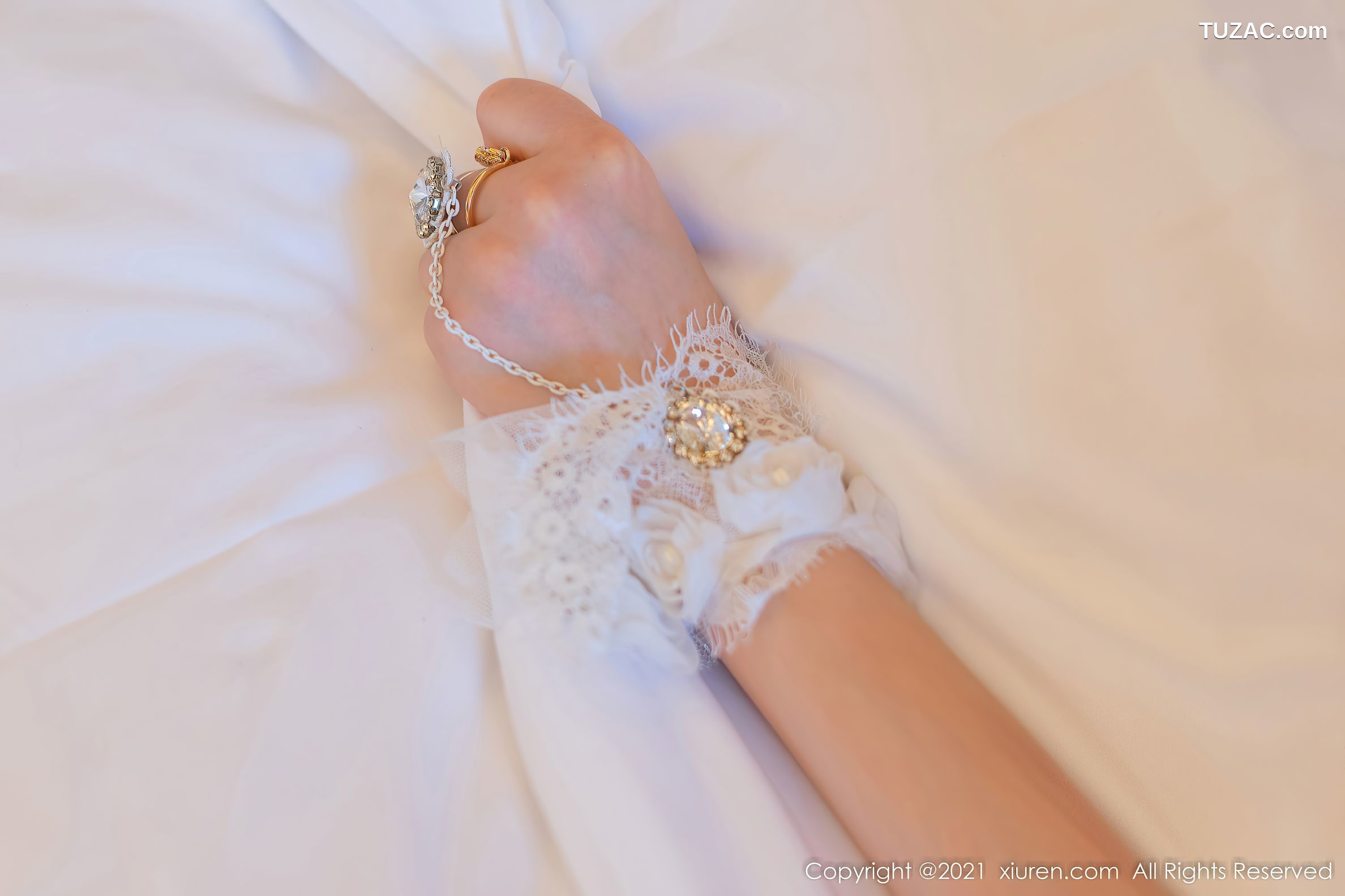 XiuRen秀人网-4309-朱可儿Flora-成都旅拍白色网纱黑丝吊带袜-2021.12.07